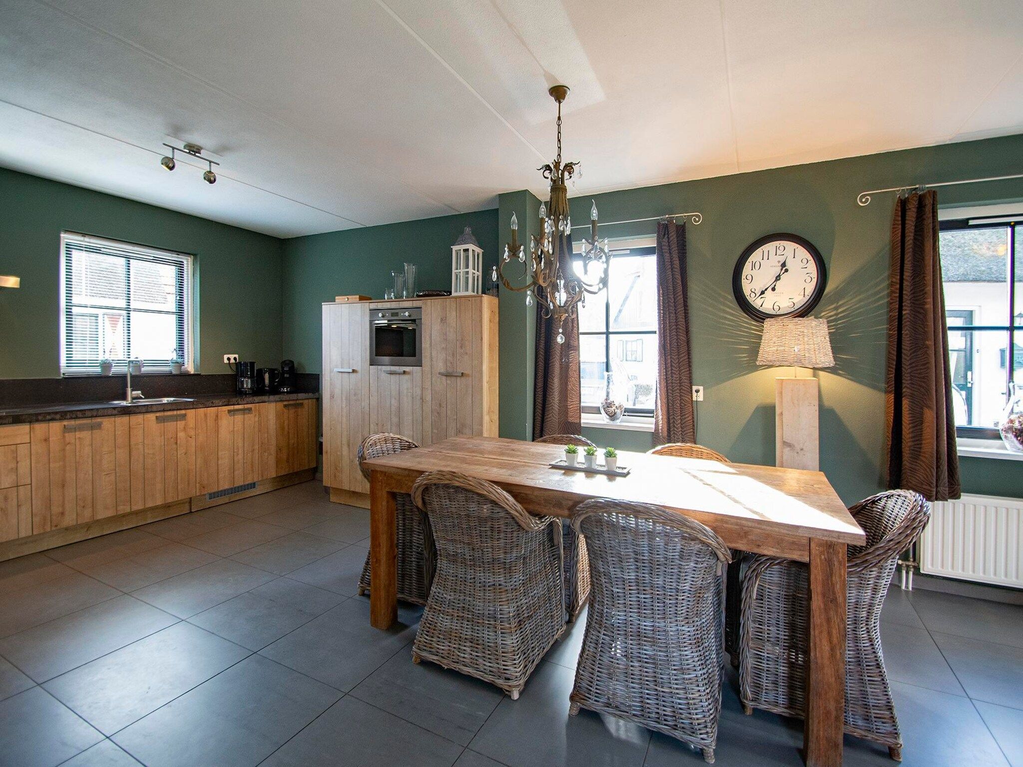 De eetkamer van De Buitenplaats 72 in Callantsoog