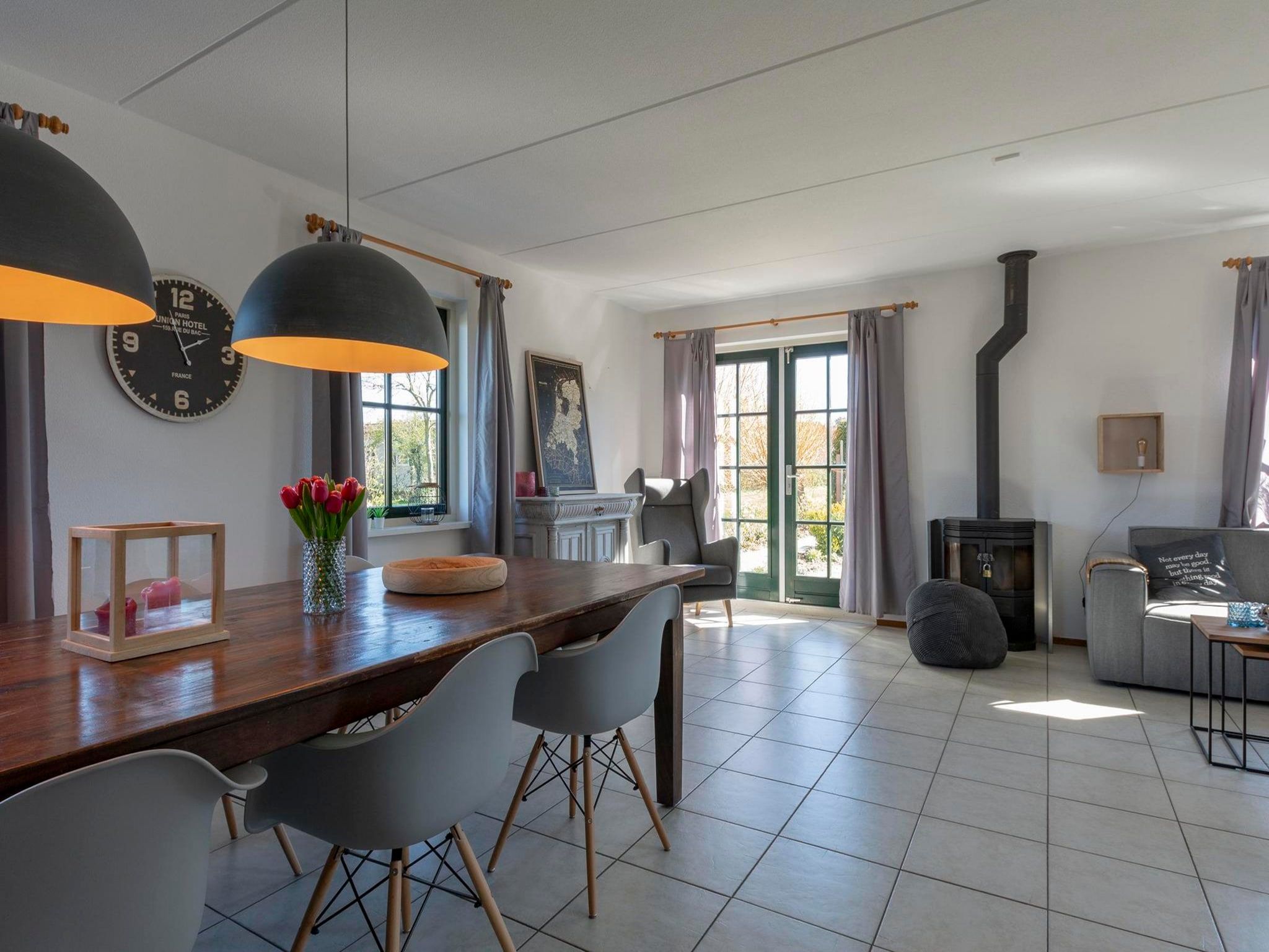 De eetkamer van De Buitenplaats 89 in Callantsoog