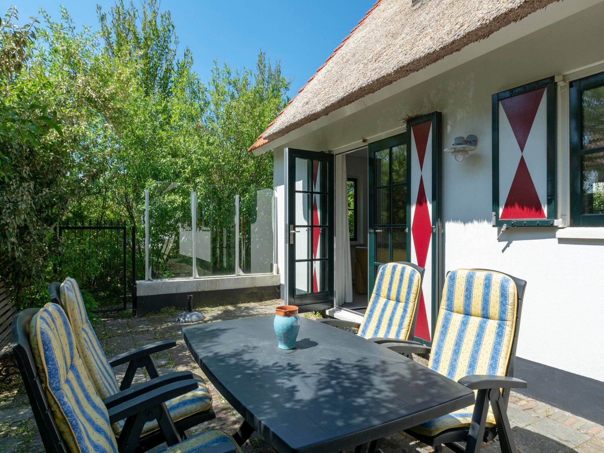 Het terras van De Buitenplaats 98 in Callantsoog