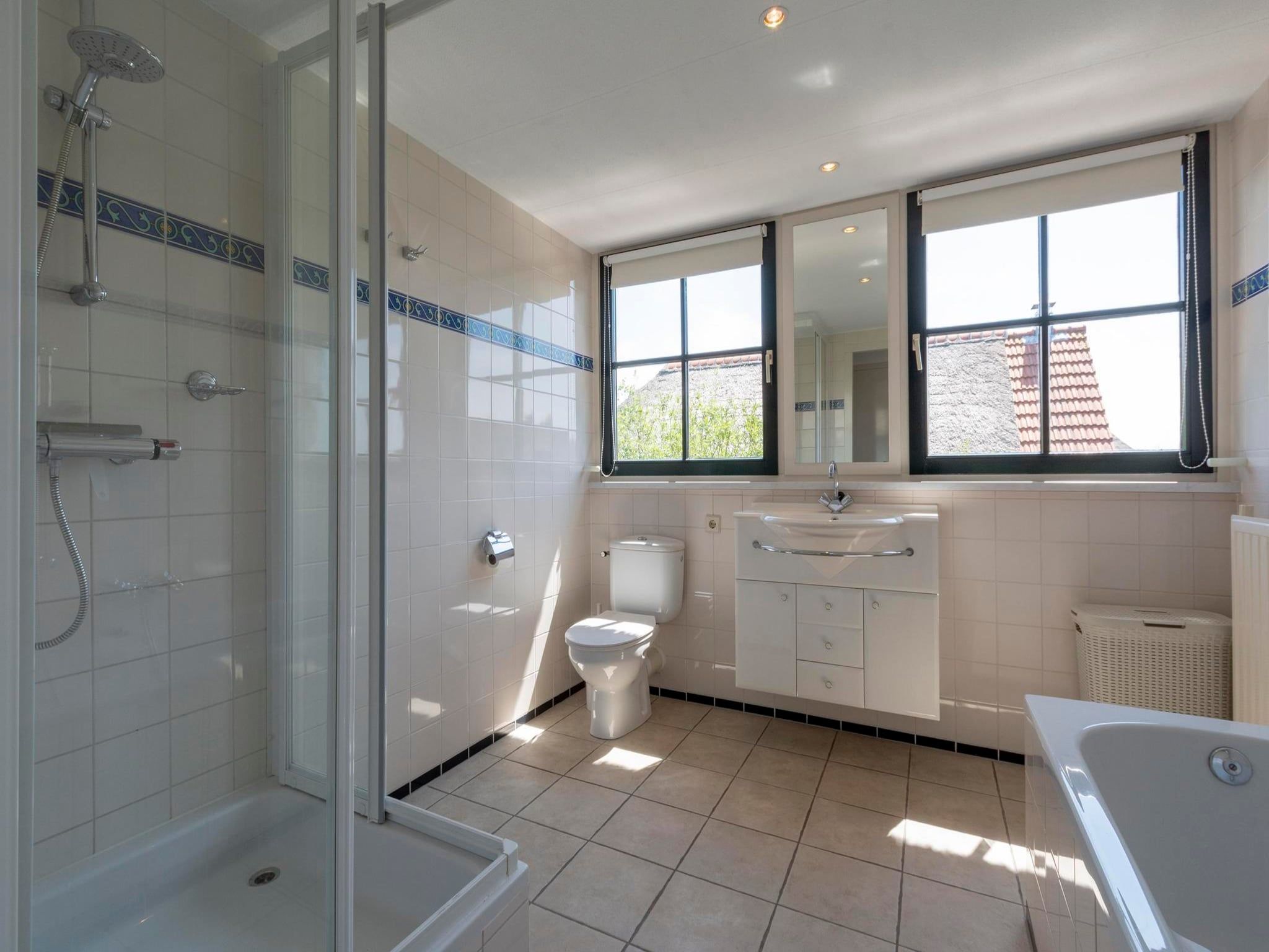 De badkamer van De Buitenplaats 98 in Callantsoog