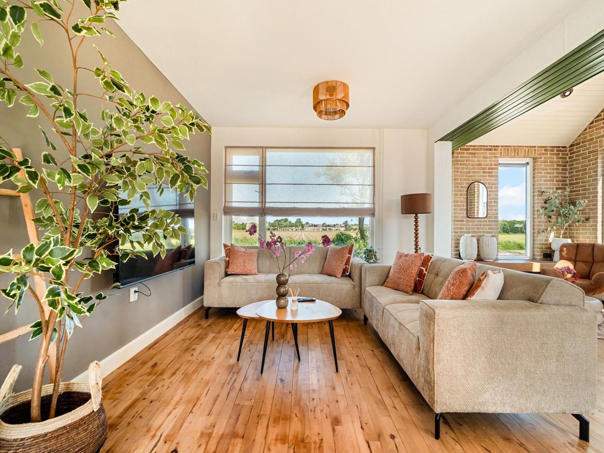 De woonkamer van Villa Zuidwester in Callantsoog