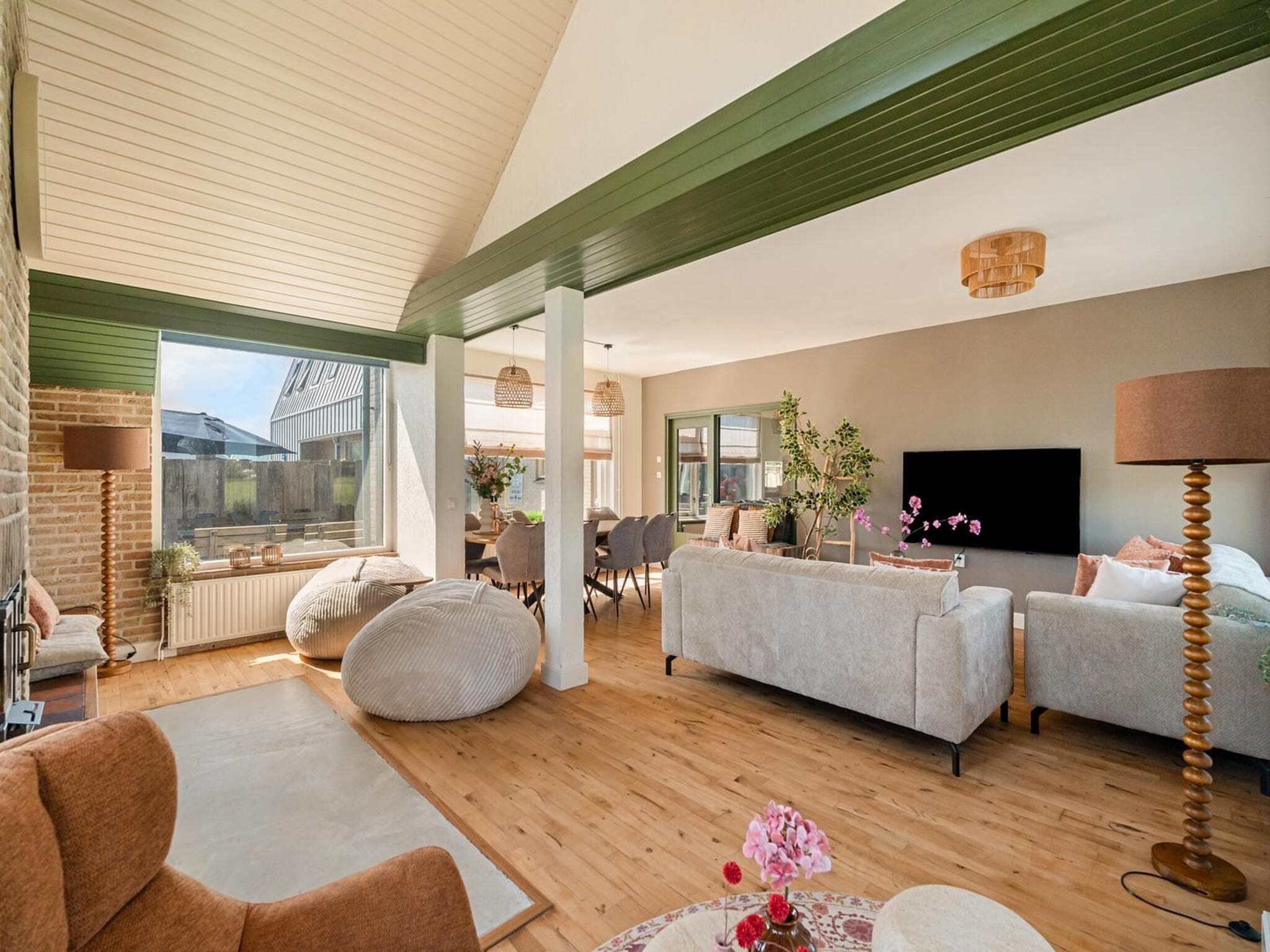 De woonkamer van Villa Zuidwester in Callantsoog