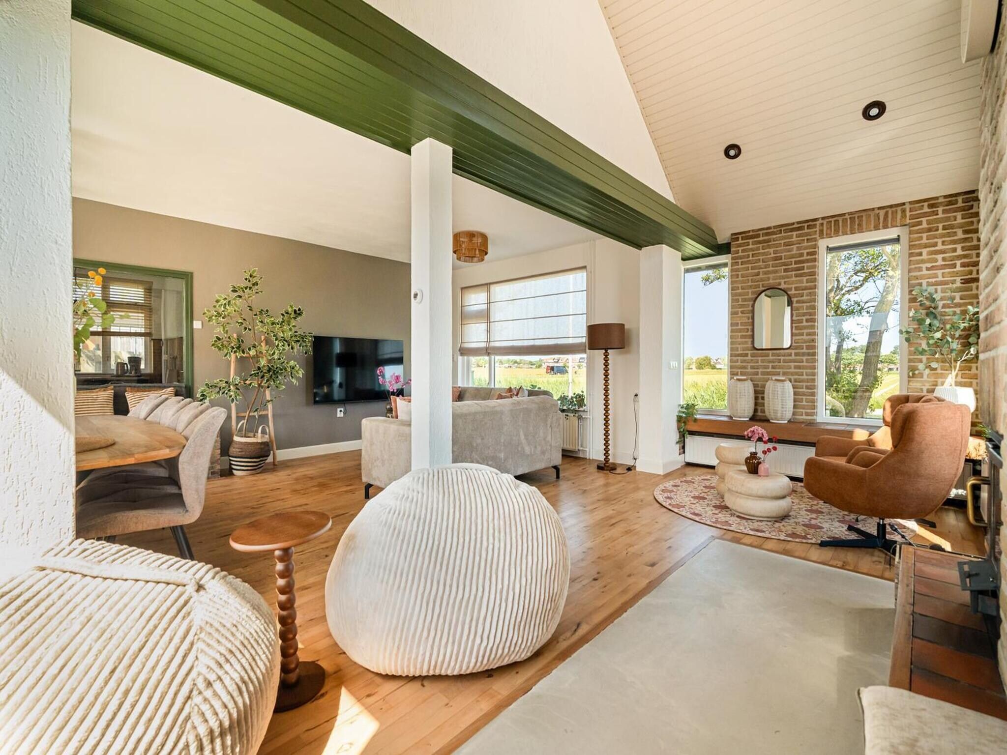 De woonkamer van Villa Zuidwester in Callantsoog