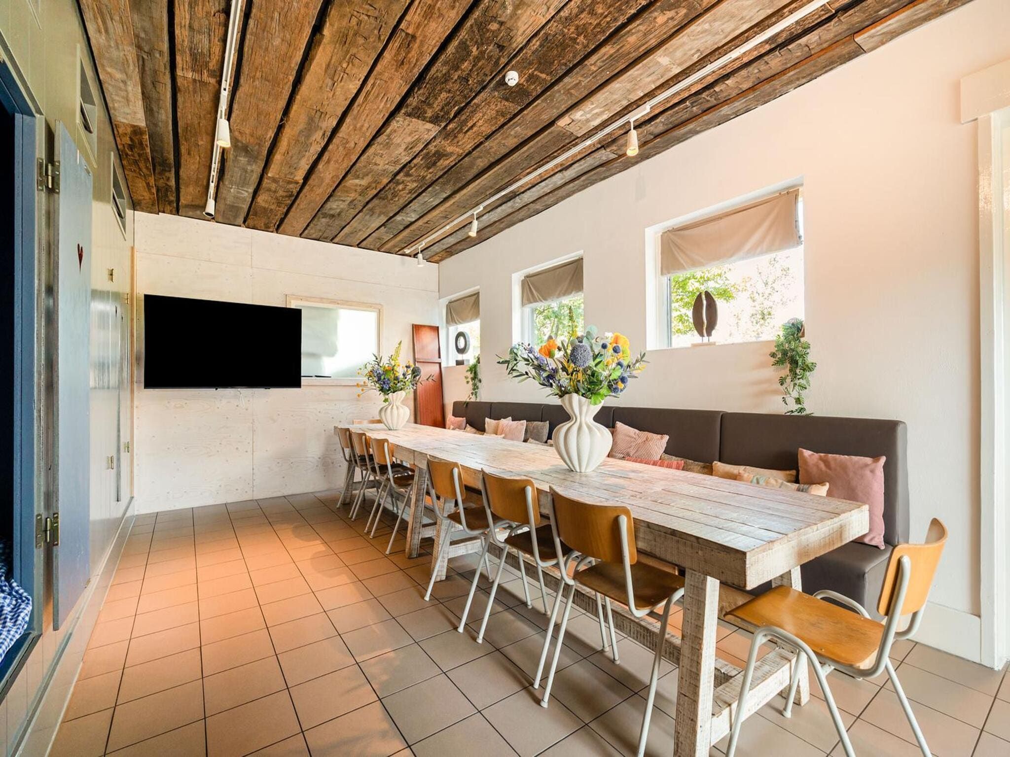 De eetkamer van Villa Zuidwester in Callantsoog