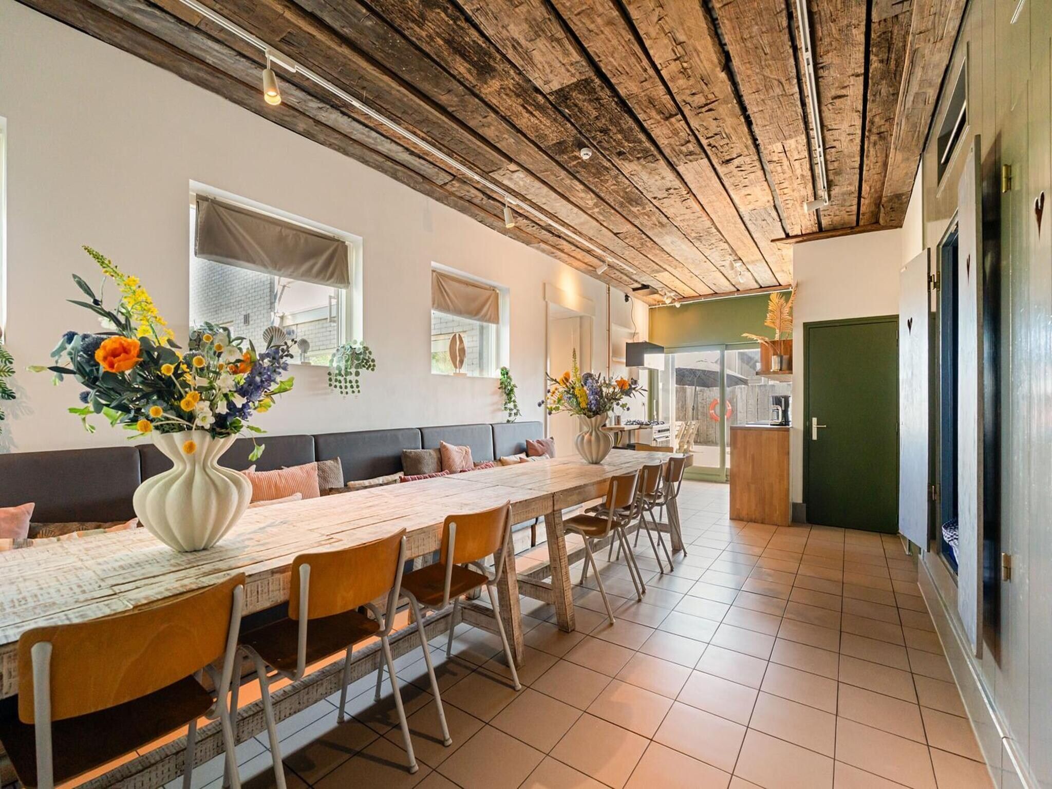 De eetkamer van Villa Zuidwester in Callantsoog