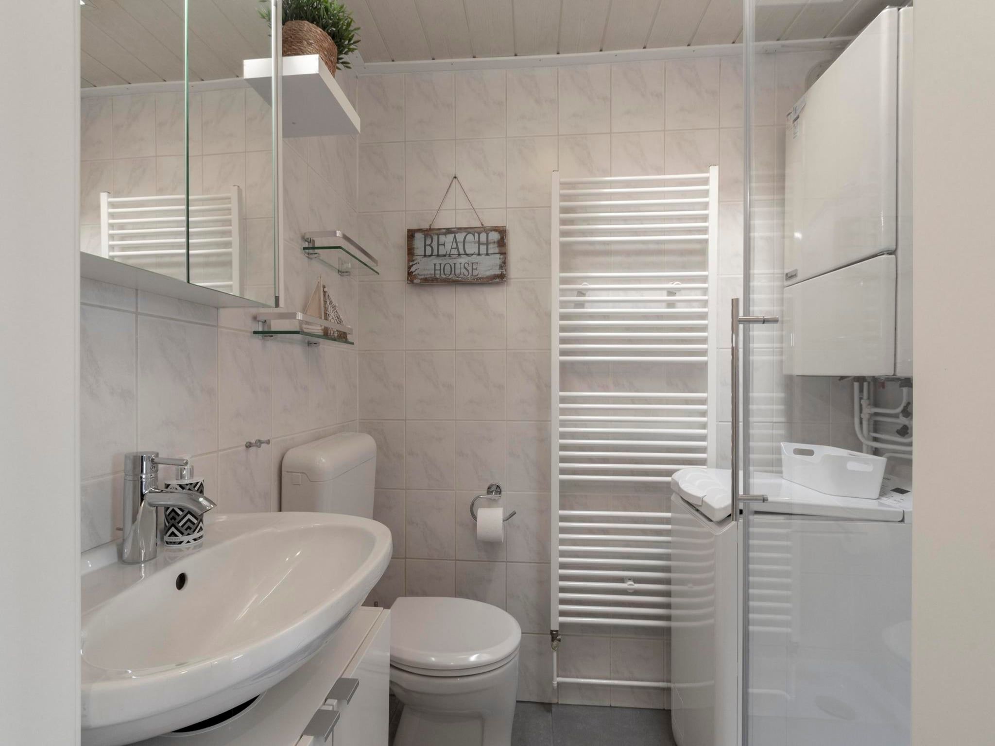 De badkamer van Garnekuul 44 in Callantsoog