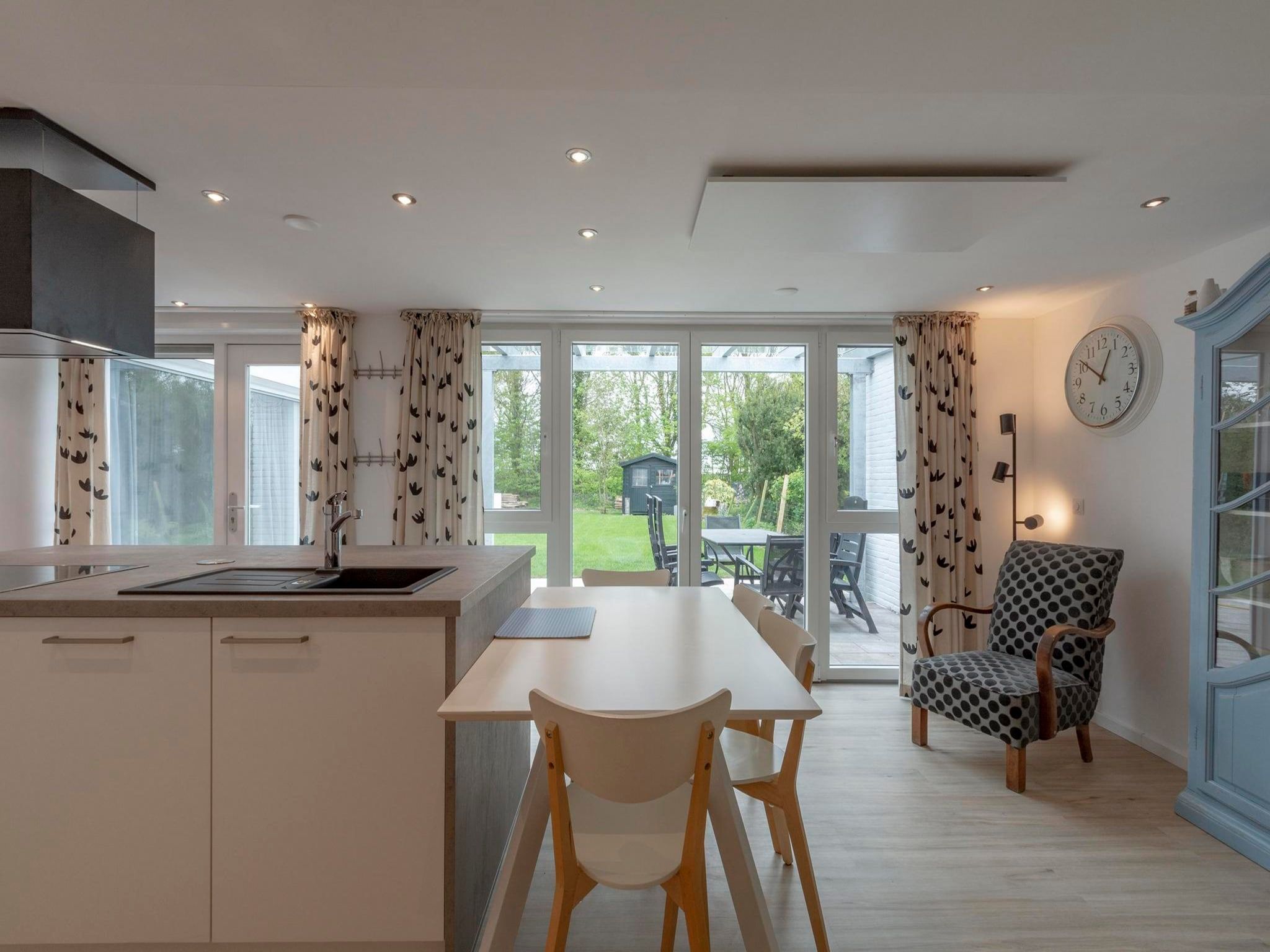 De eetkamer van Duinland 126 Kleine Mia in Sint Maartenszee