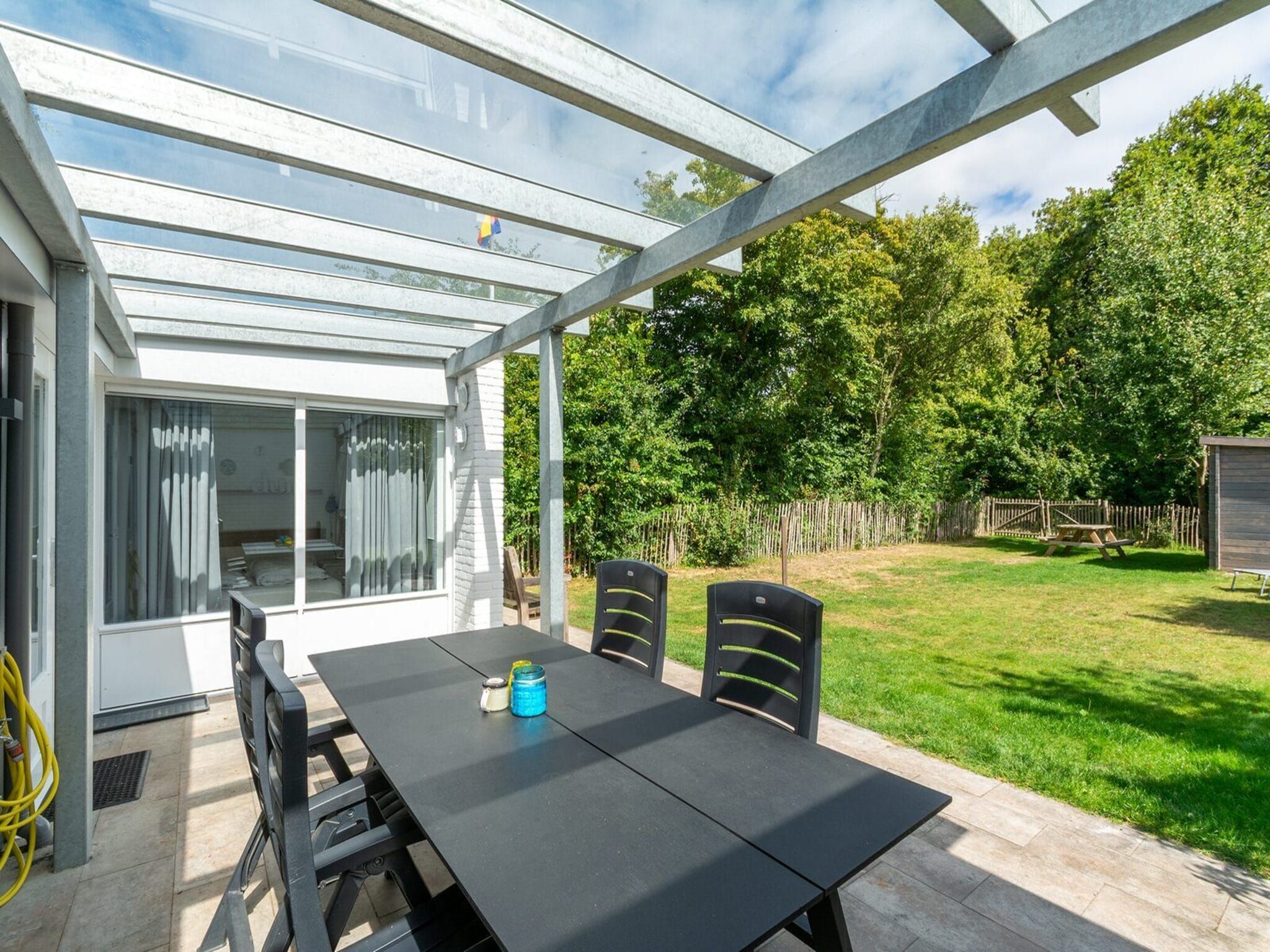 Het terras van Duinland 126 Kleine Mia in Sint Maartenszee