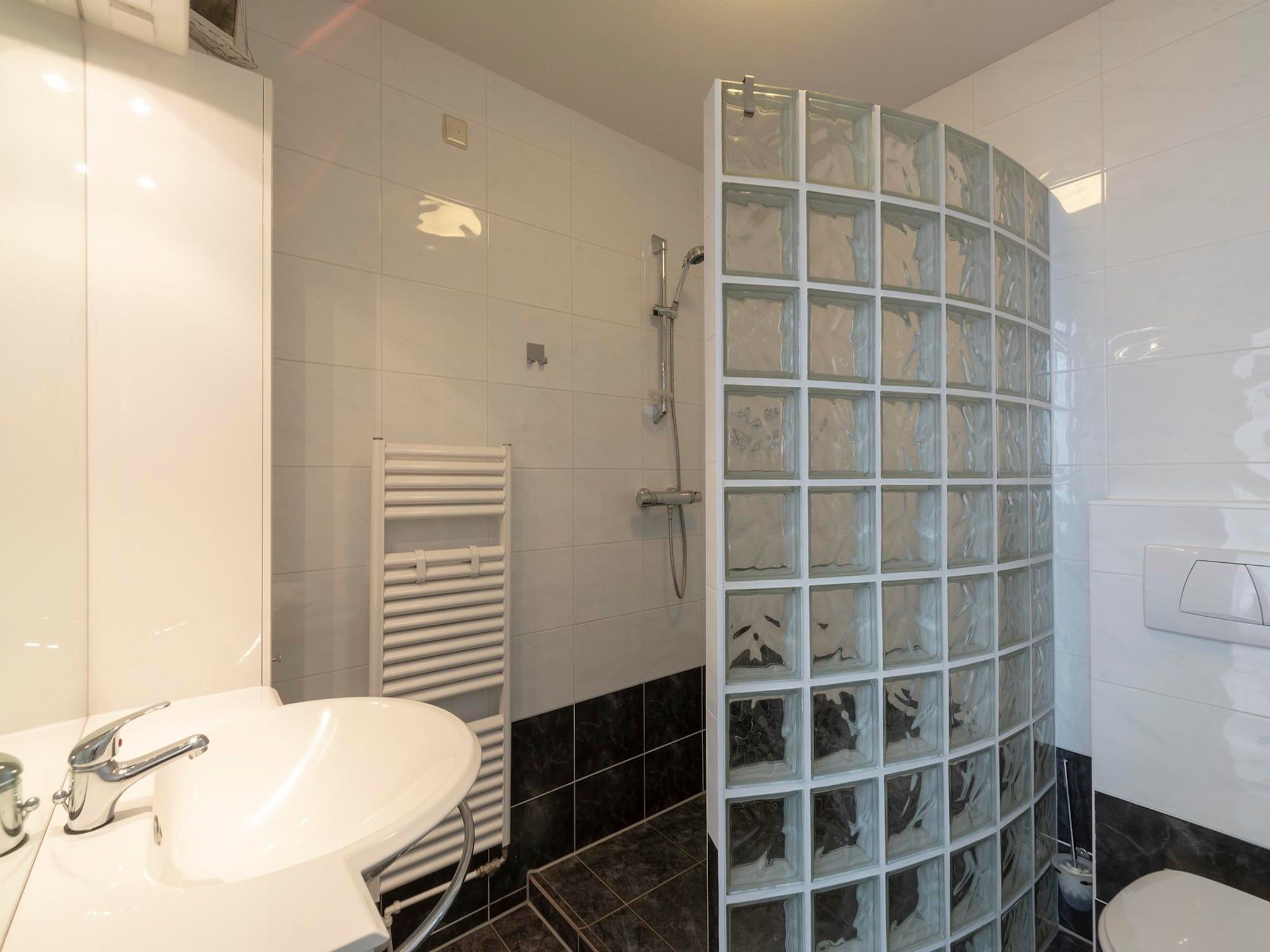 De badkamer van Dorpsplein 23E in Callantsoog