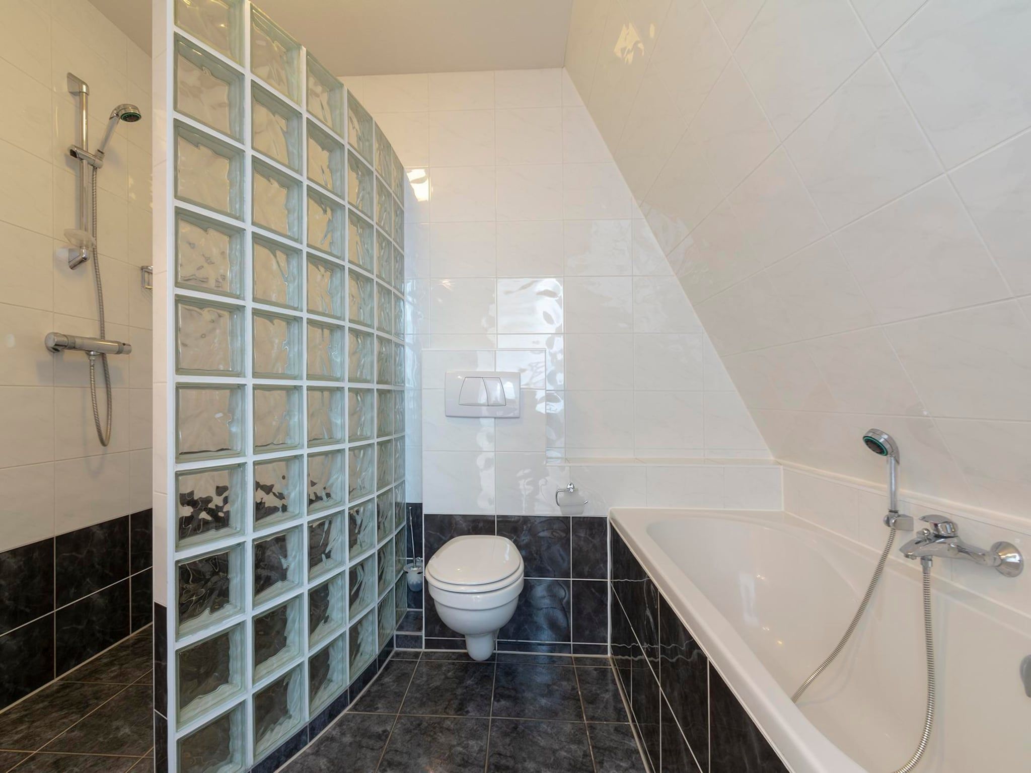 De badkamer van Dorpsplein 23E in Callantsoog