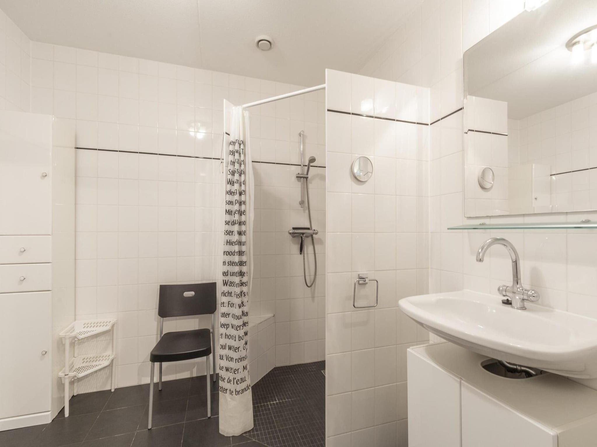 De badkamer van Duinerei C103 in Groote Keeten