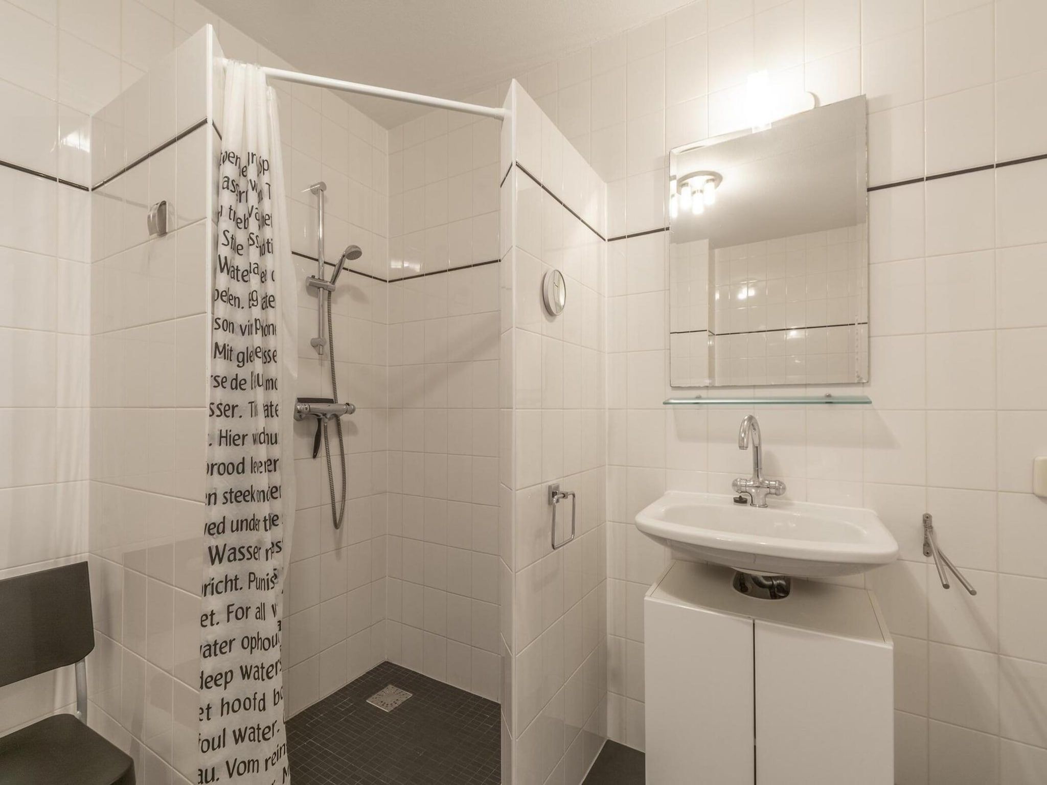 De badkamer van Duinerei C103 in Groote Keeten