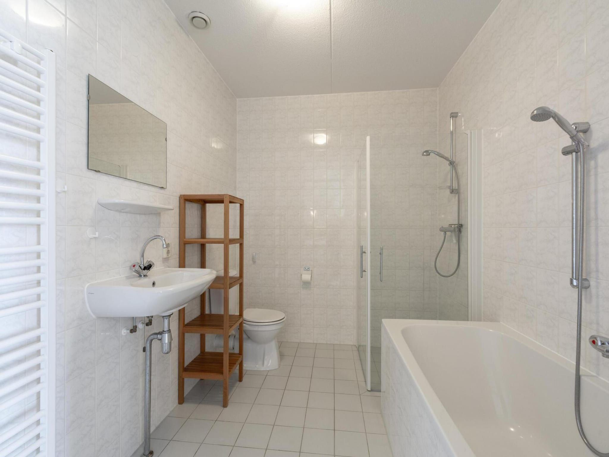De badkamer van Duinerei C202 in Groote Keeten
