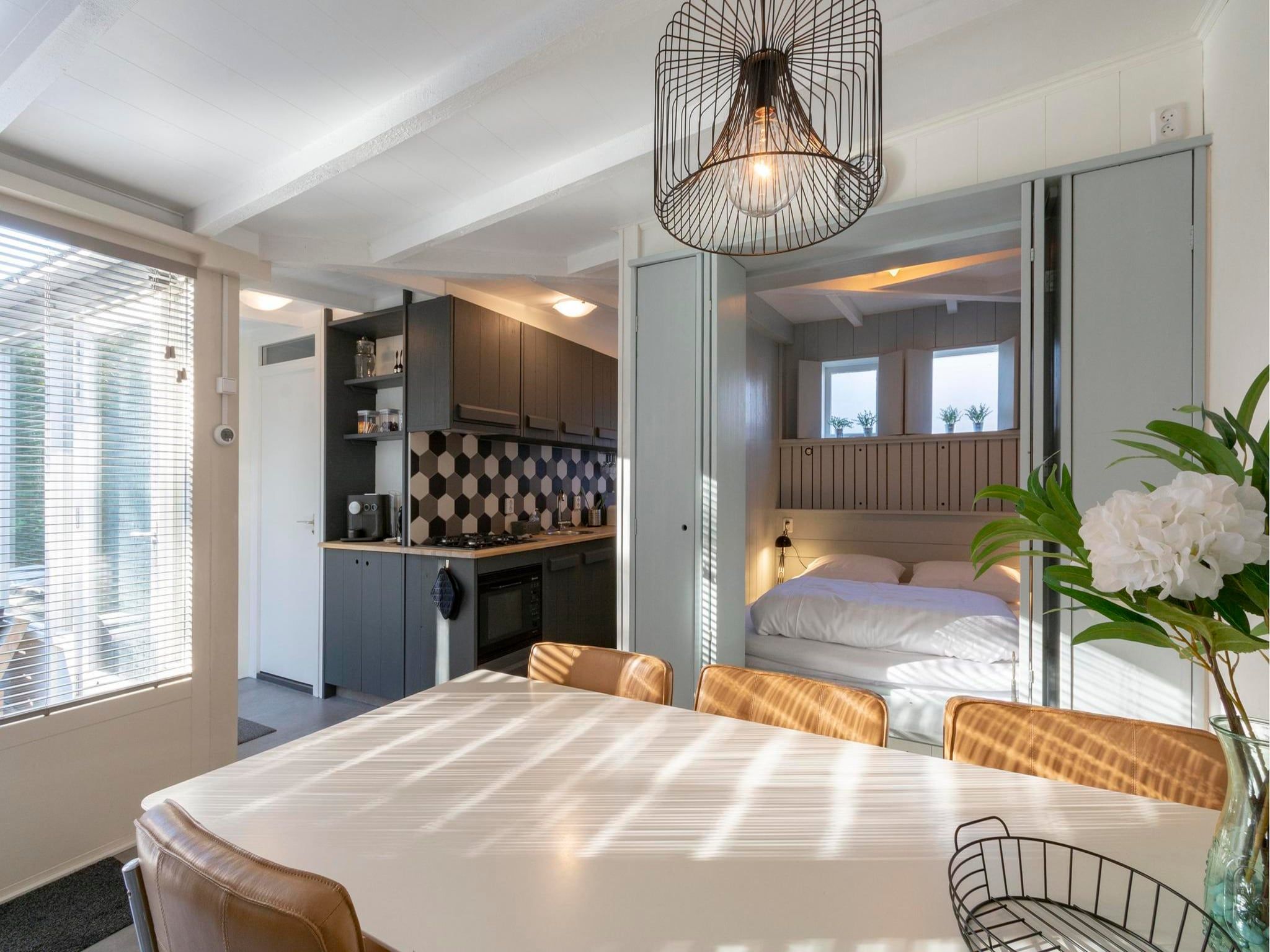 De eetkamer van Duinland 110 in Sint Maartenszee