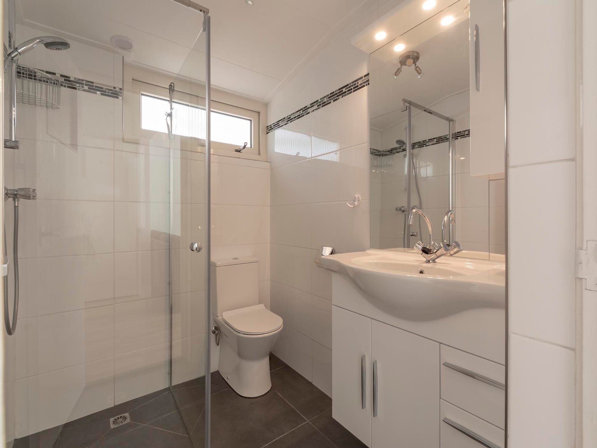 De badkamer van Garnekuul 52 in Callantsoog