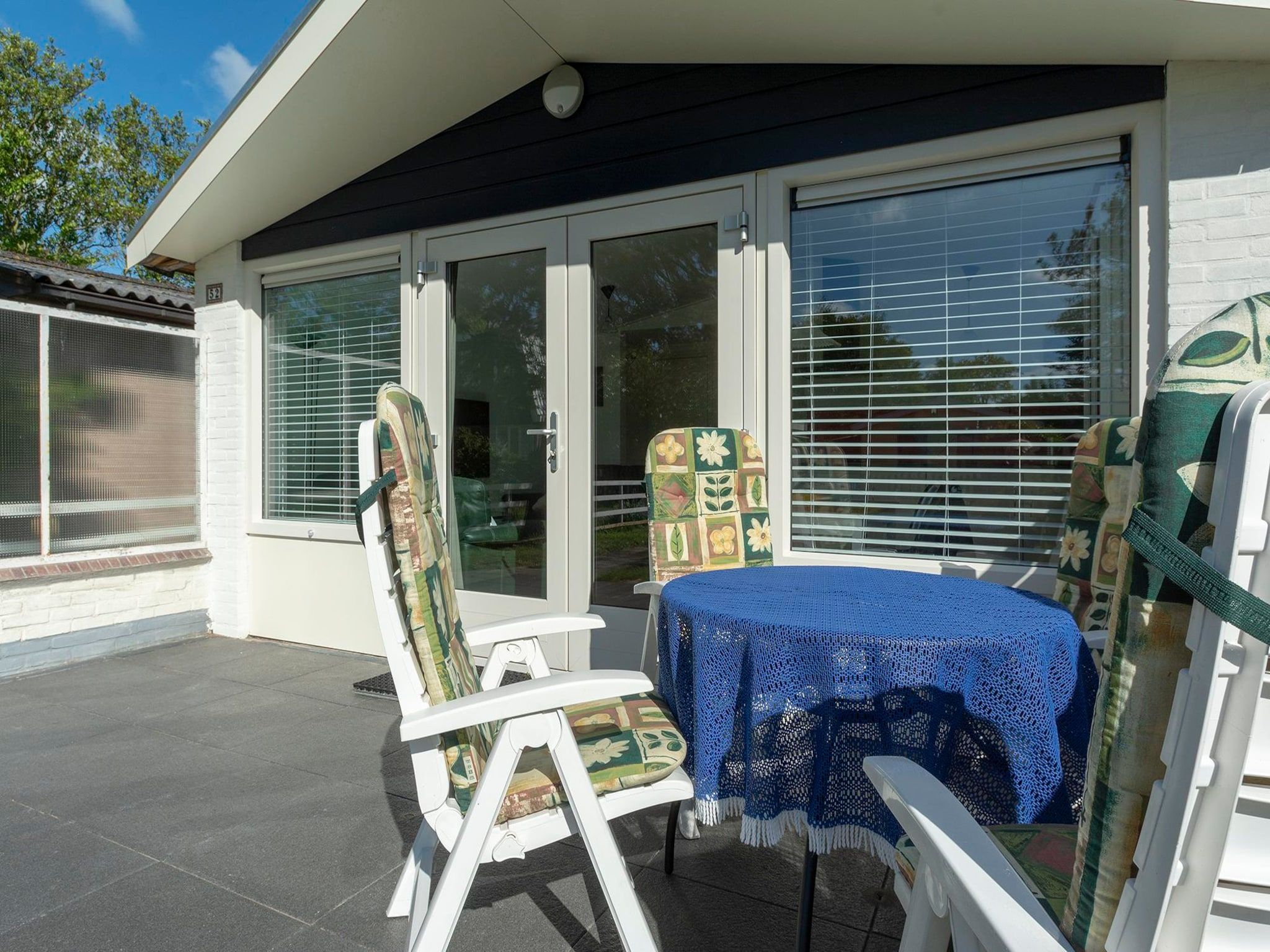 Het terras van Garnekuul 52 in Callantsoog