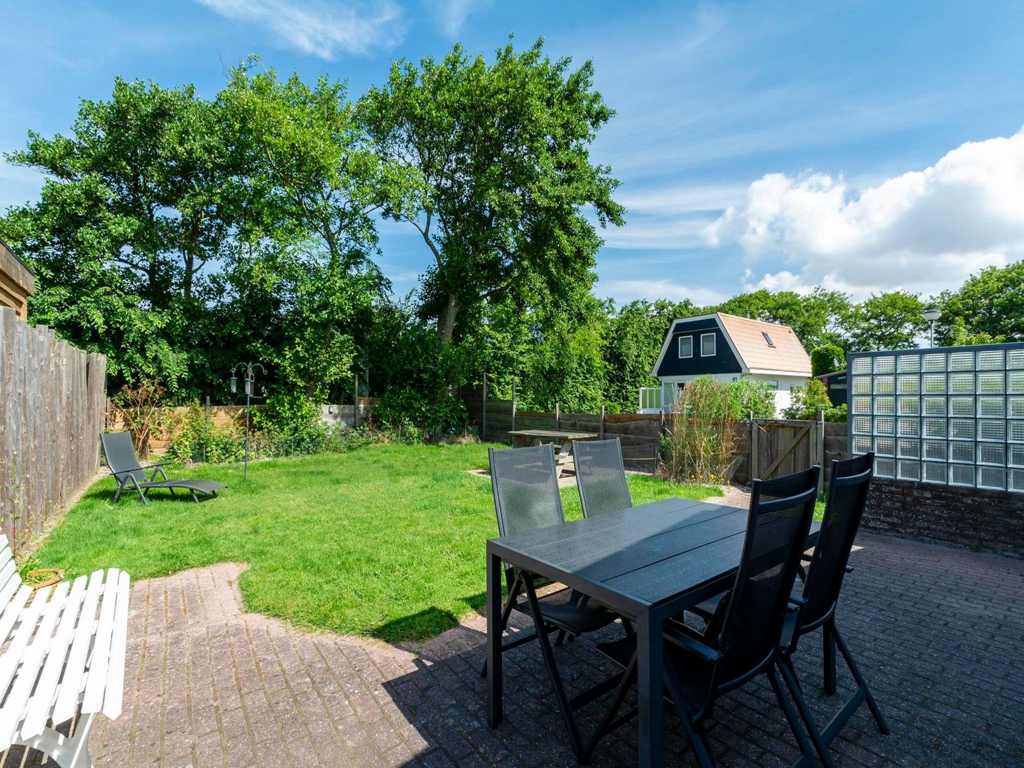 Het terras van Garnekuul 56 in Callantsoog