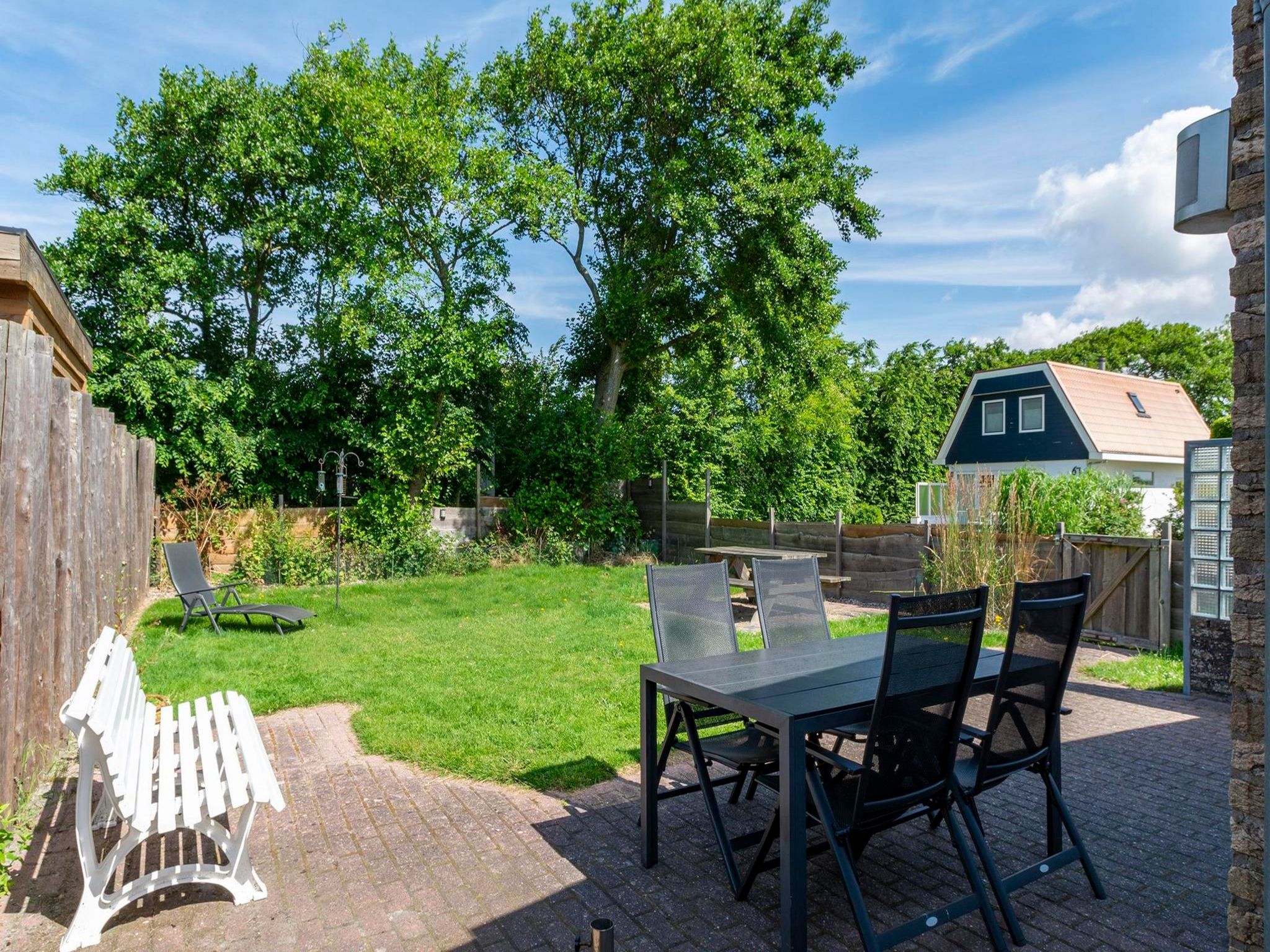 Het terras van Garnekuul 56 in Callantsoog