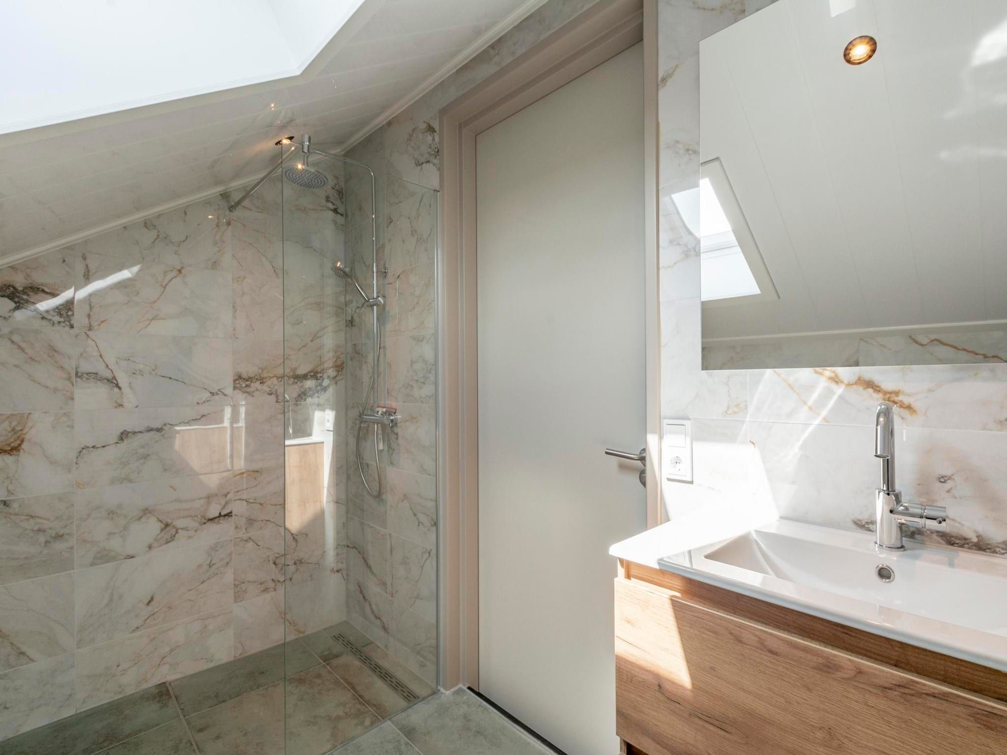 De badkamer van Wellness Villa Lotje in Julianadorp aan Zee