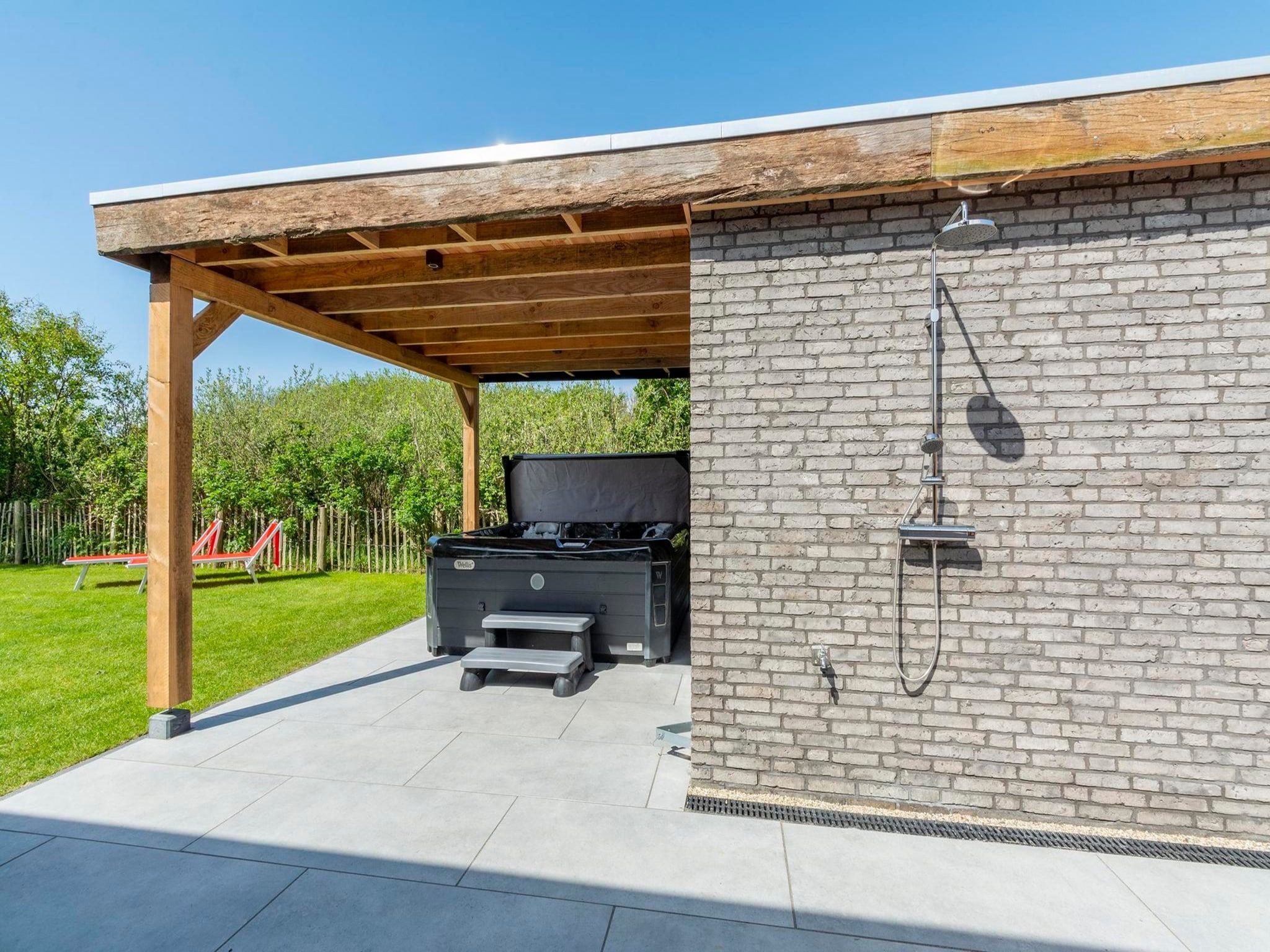 De buitenkant van Wellness Villa Lotje in Julianadorp aan Zee