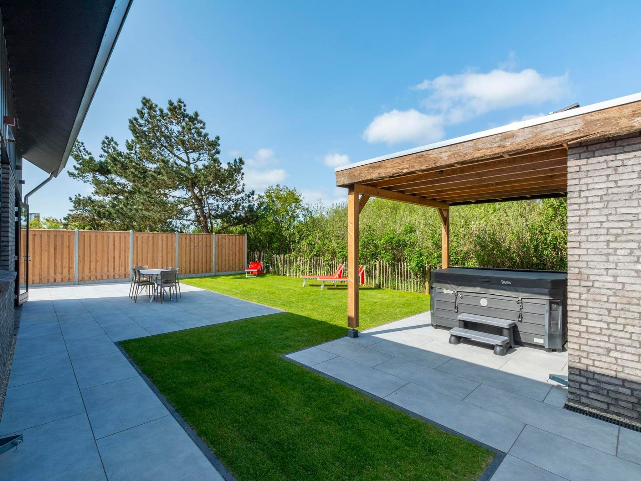 De tuin van Wellness Villa Lotje in Julianadorp aan Zee