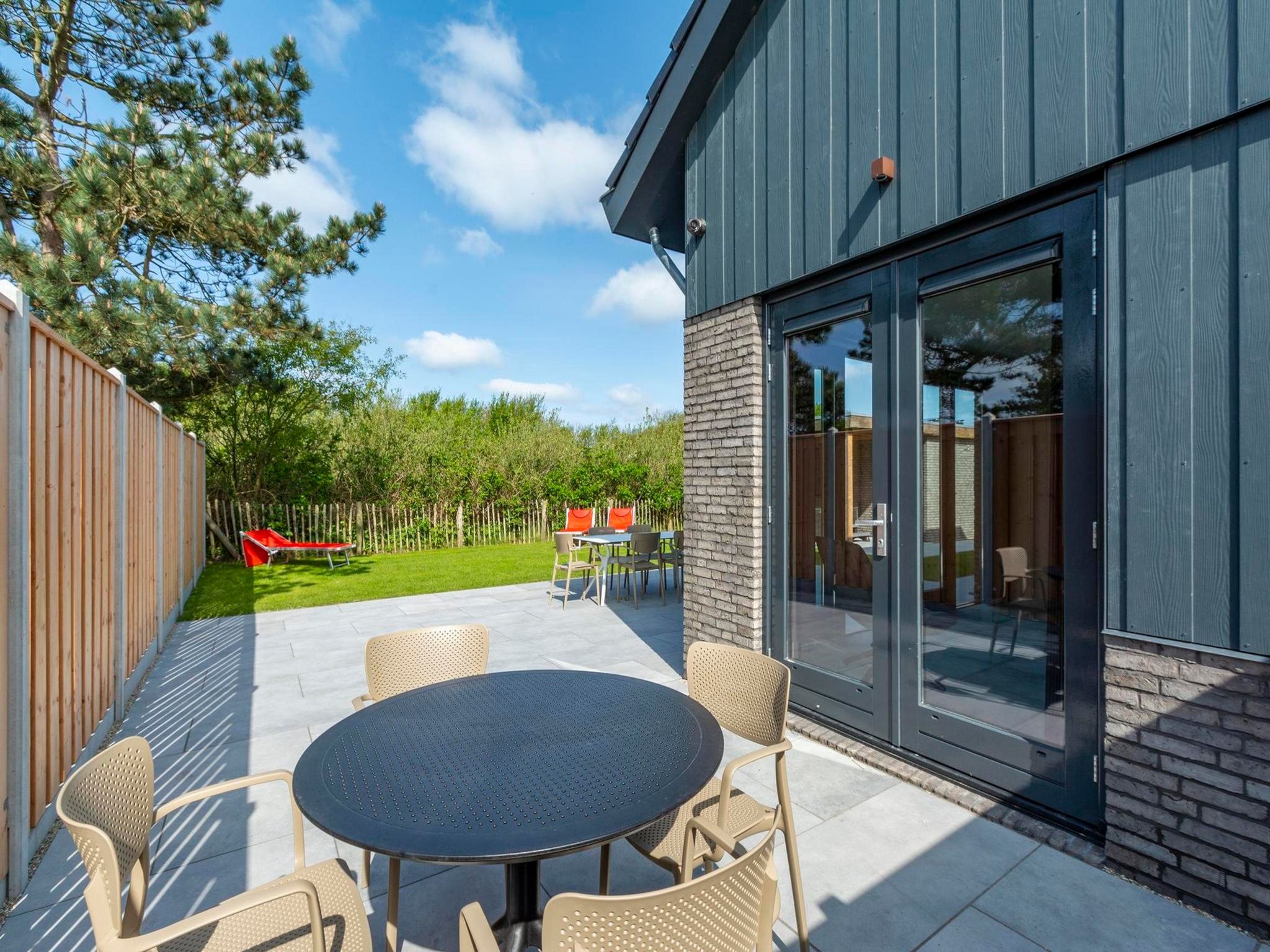 Het terras van Wellness Villa Lotje in Julianadorp aan Zee