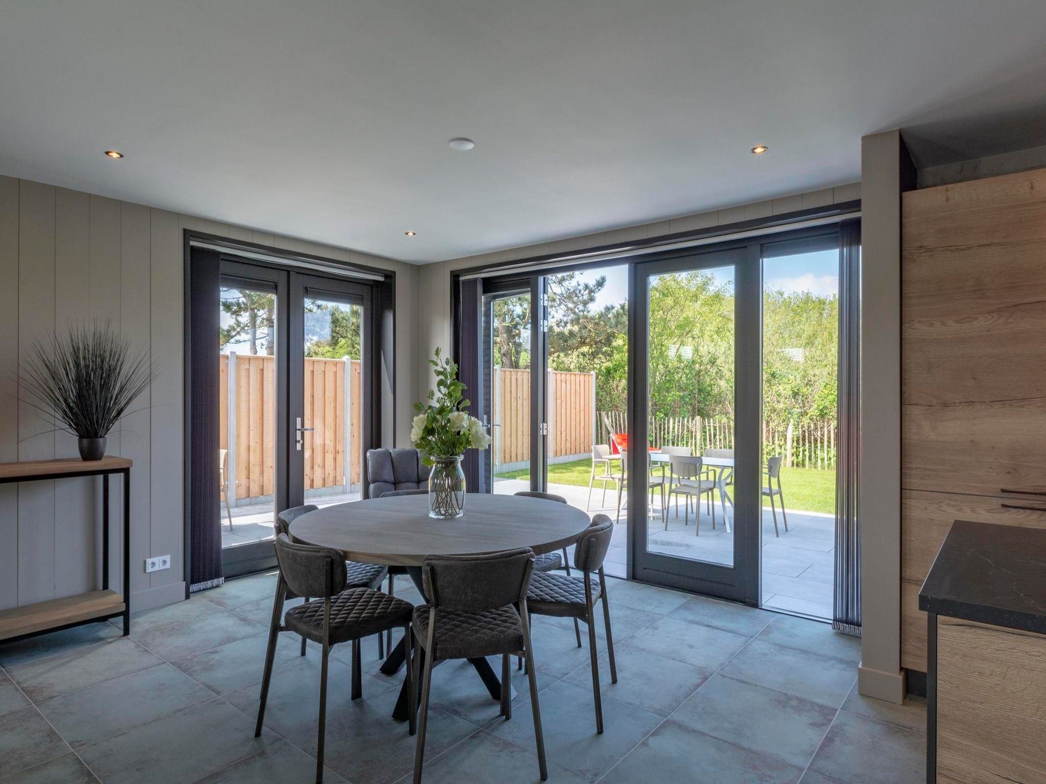 De eetkamer van Wellness Villa Lotje in Julianadorp aan Zee