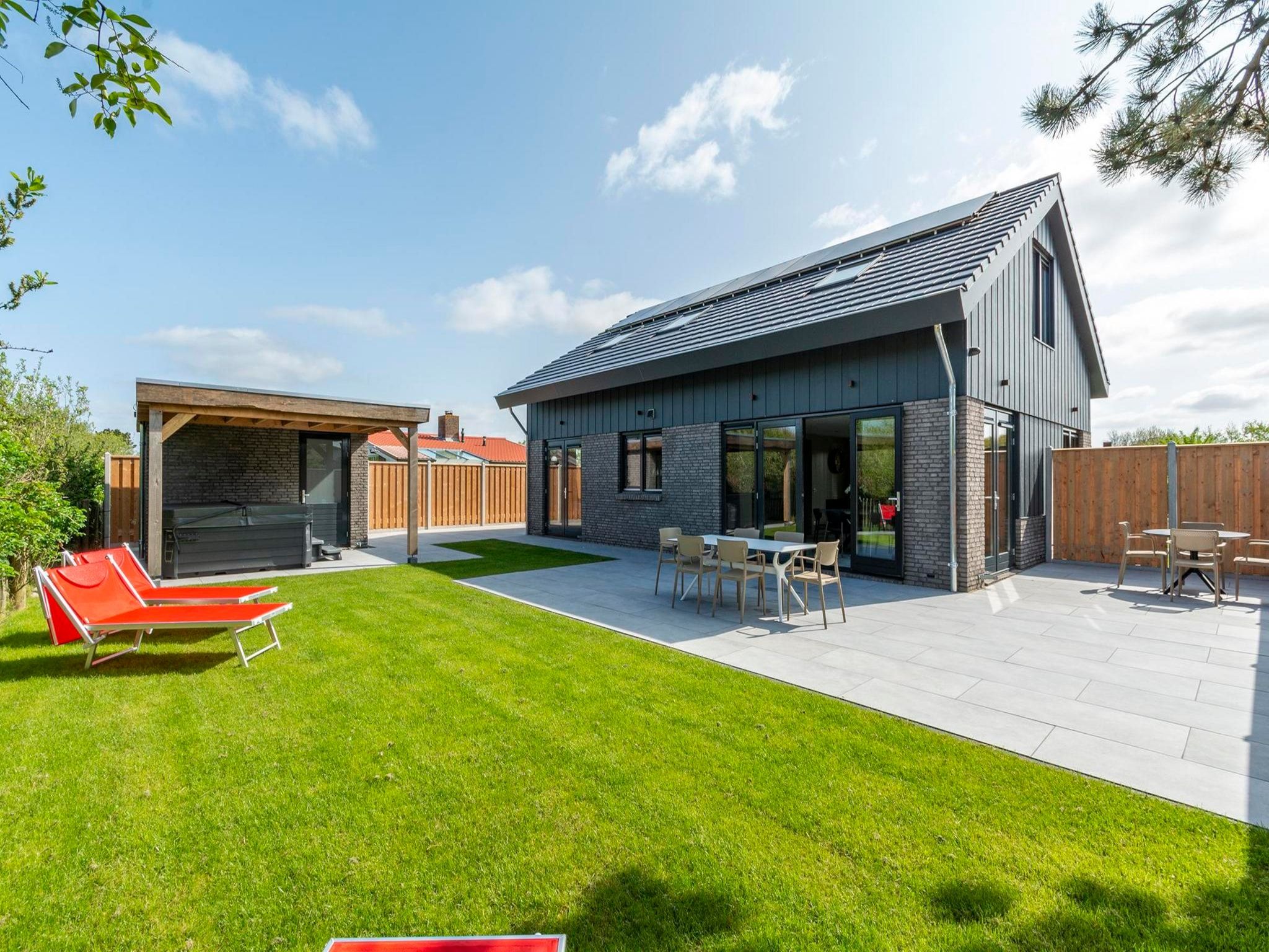De buitenkant van Wellness Villa Lotje in Julianadorp aan Zee