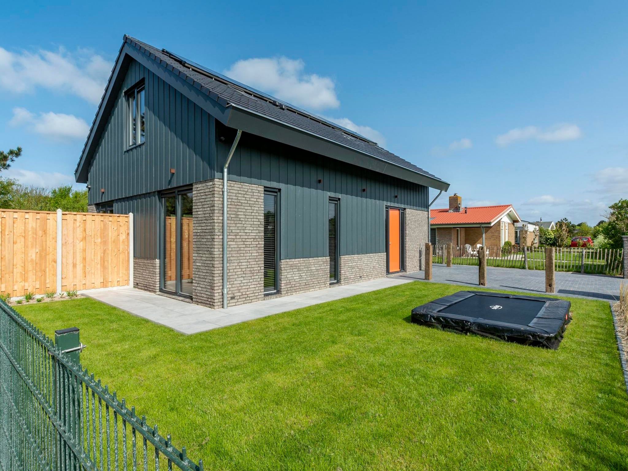 De buitenkant van Wellness Villa Lotje in Julianadorp aan Zee