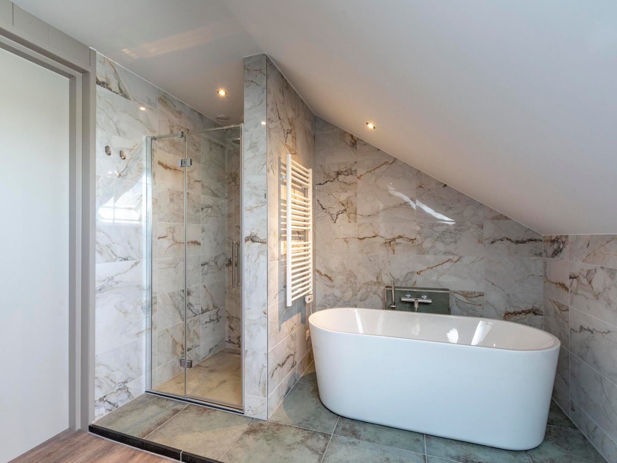 De badkamer van Wellness Villa Lotje in Julianadorp aan Zee