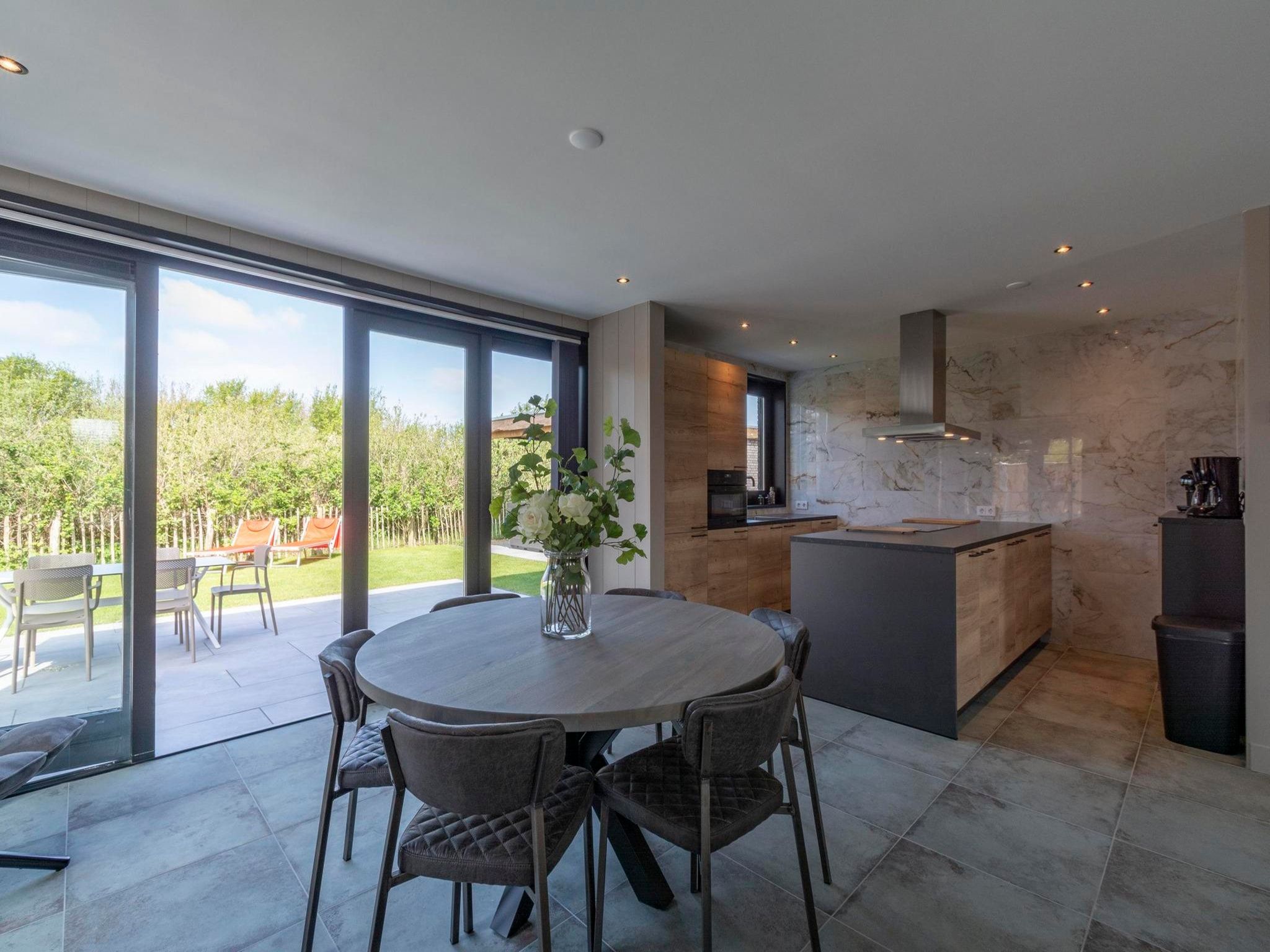 De eetkamer van Wellness Villa Lotje in Julianadorp aan Zee