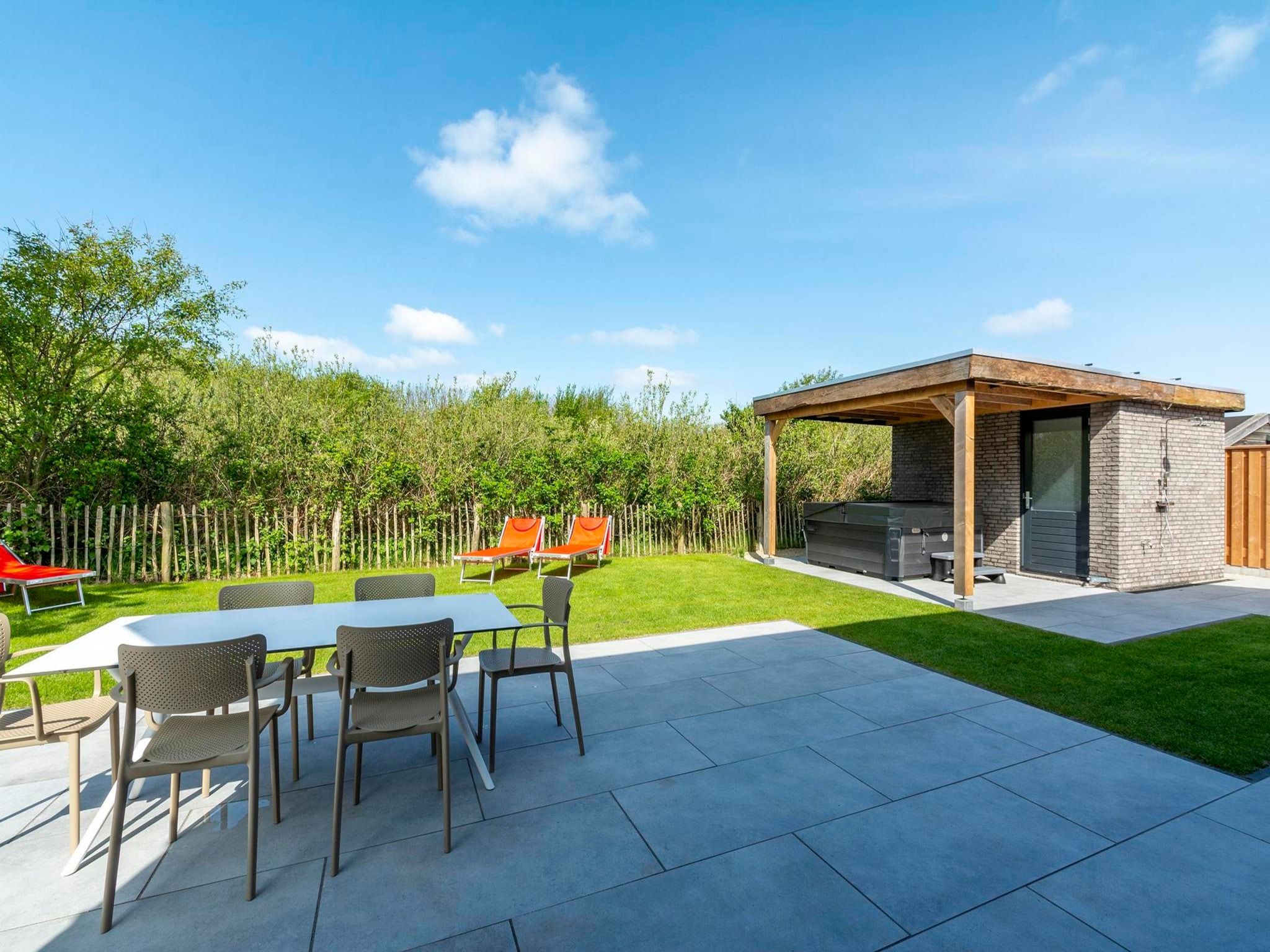 De tuin van Wellness Villa Lotje in Julianadorp aan Zee