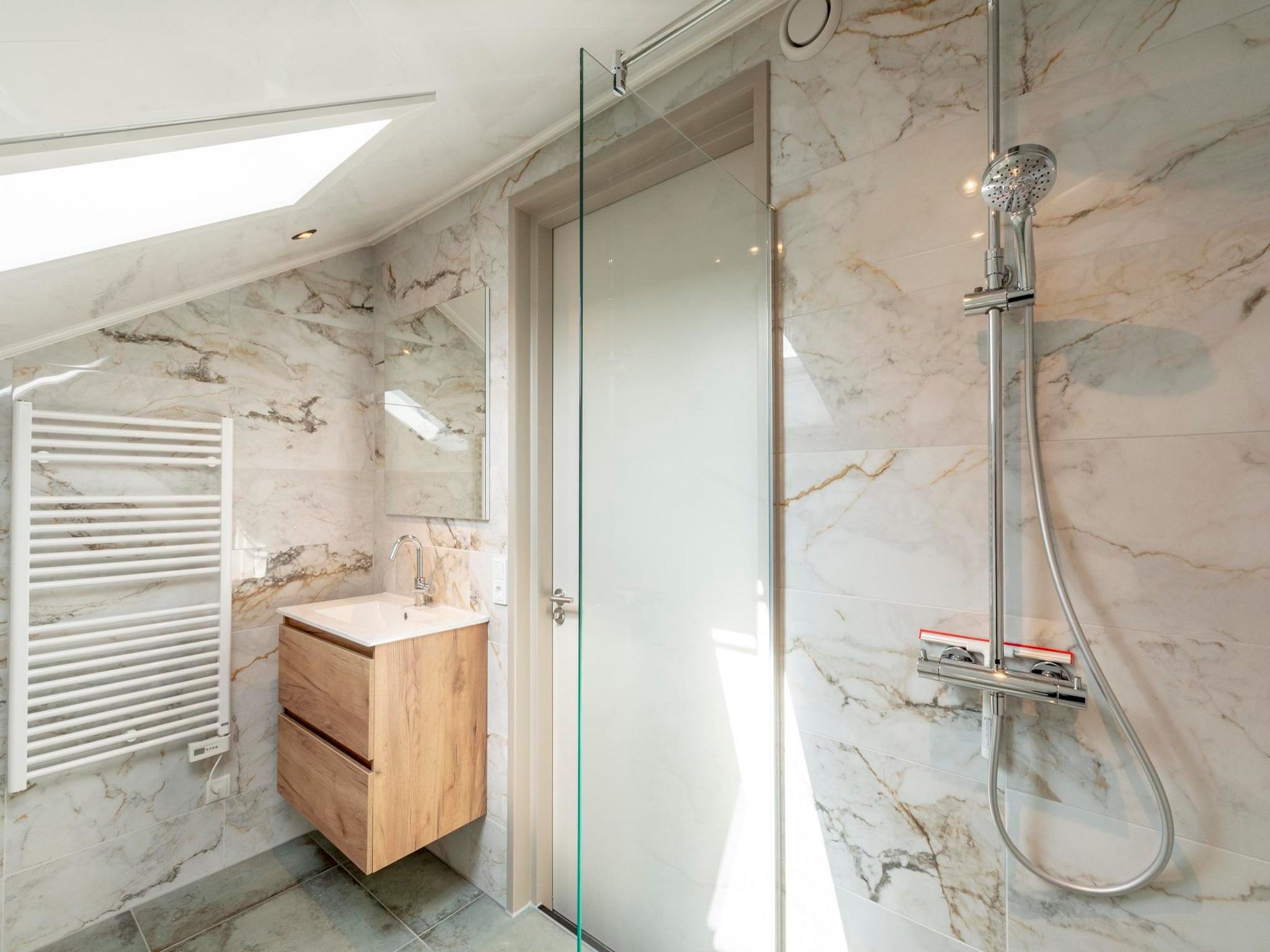 De badkamer van Wellness Villa Lotje in Julianadorp aan Zee