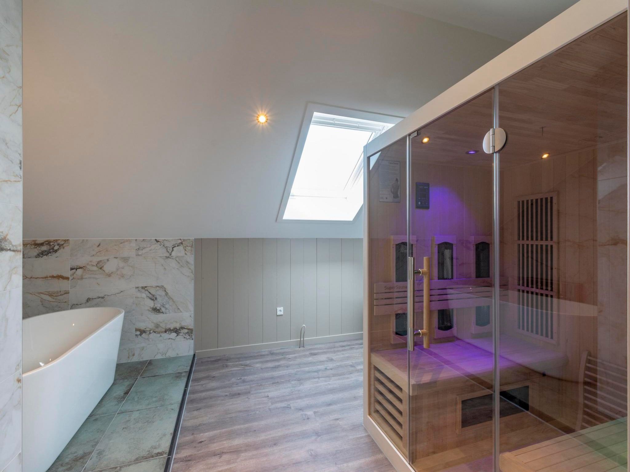 De badkamer van Wellness Villa Lotje in Julianadorp aan Zee