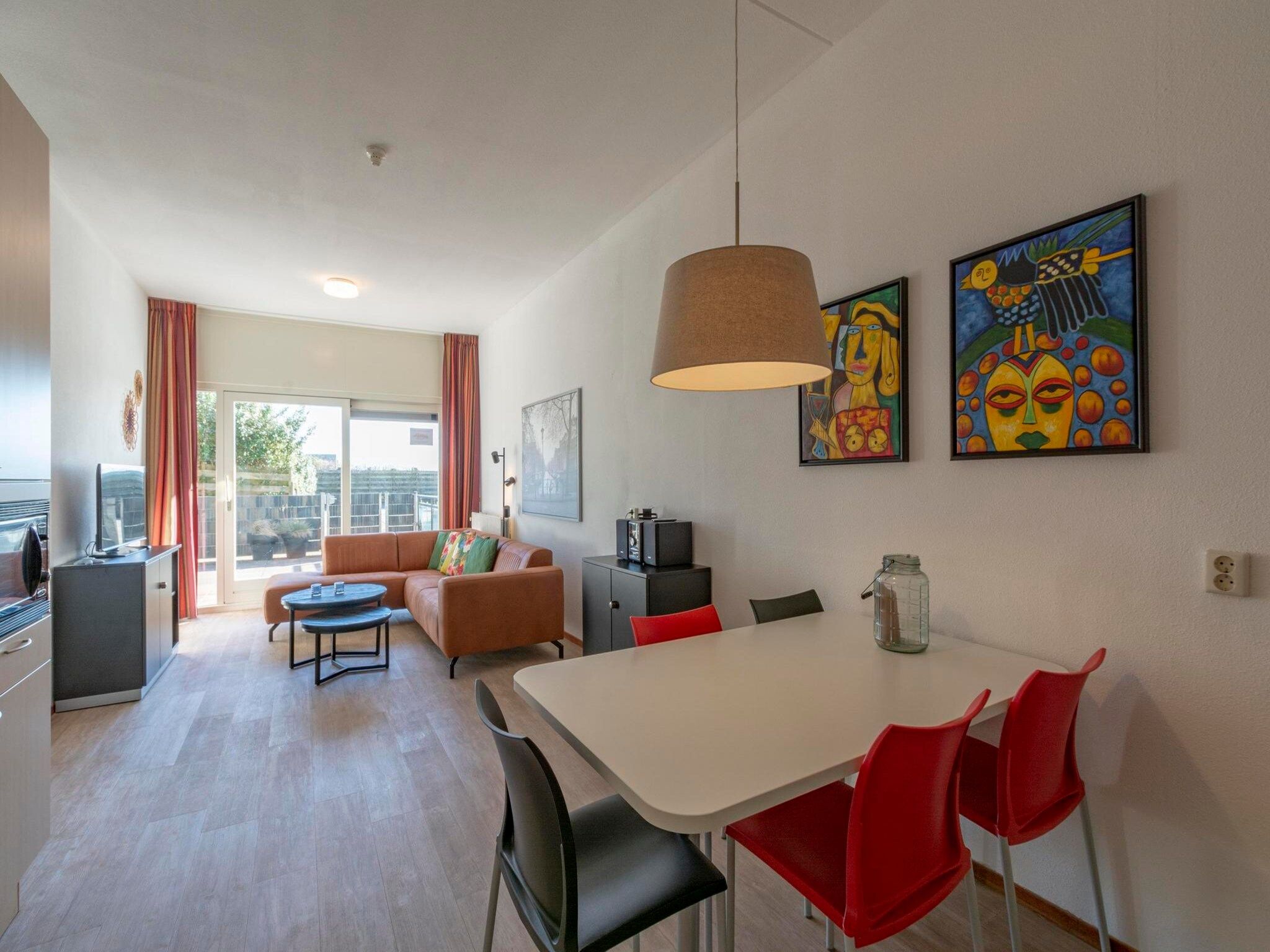 De eetkamer van Wijde Blick 103 in Callantsoog
