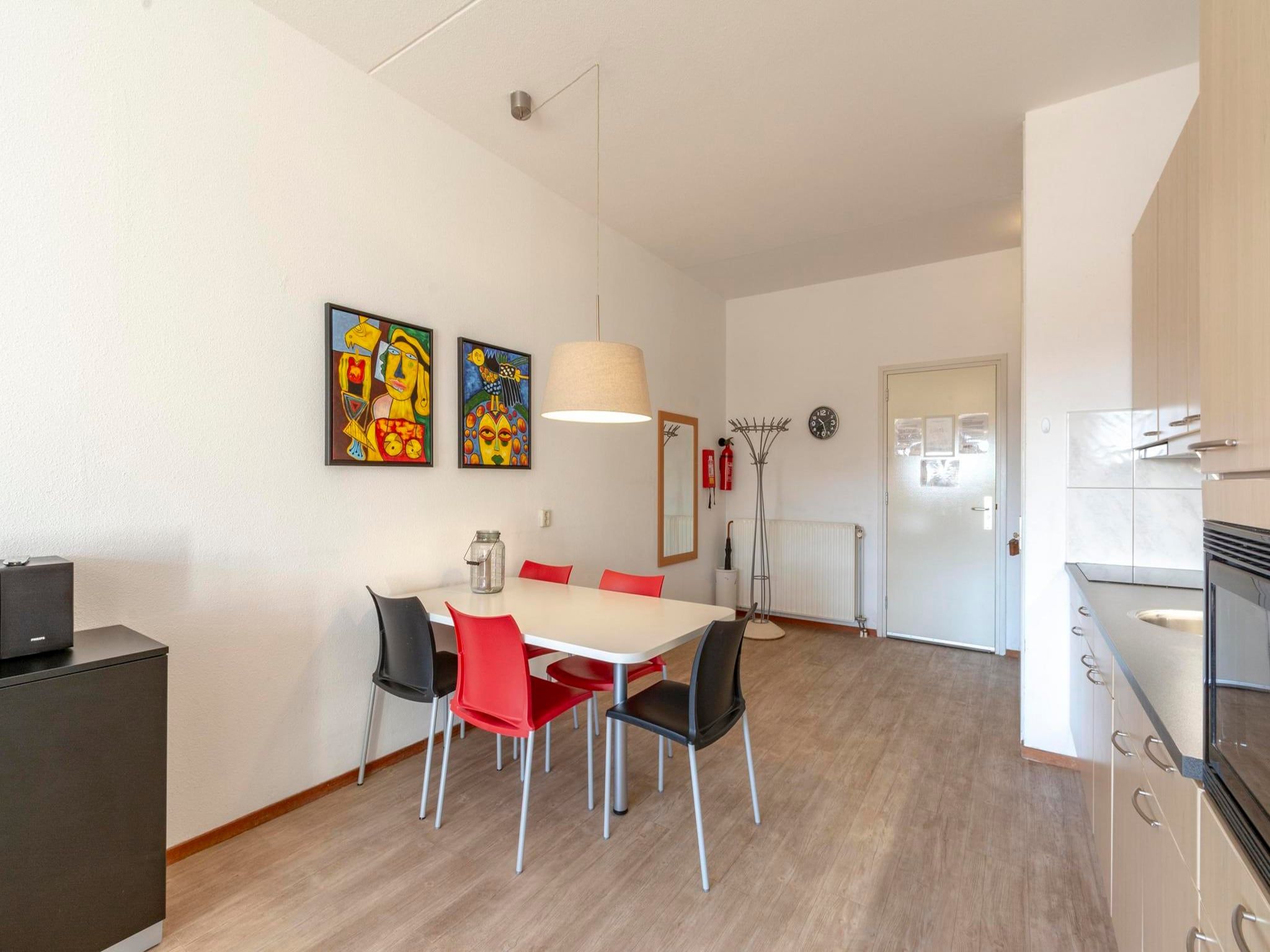 De eetkamer van Wijde Blick 103 in Callantsoog
