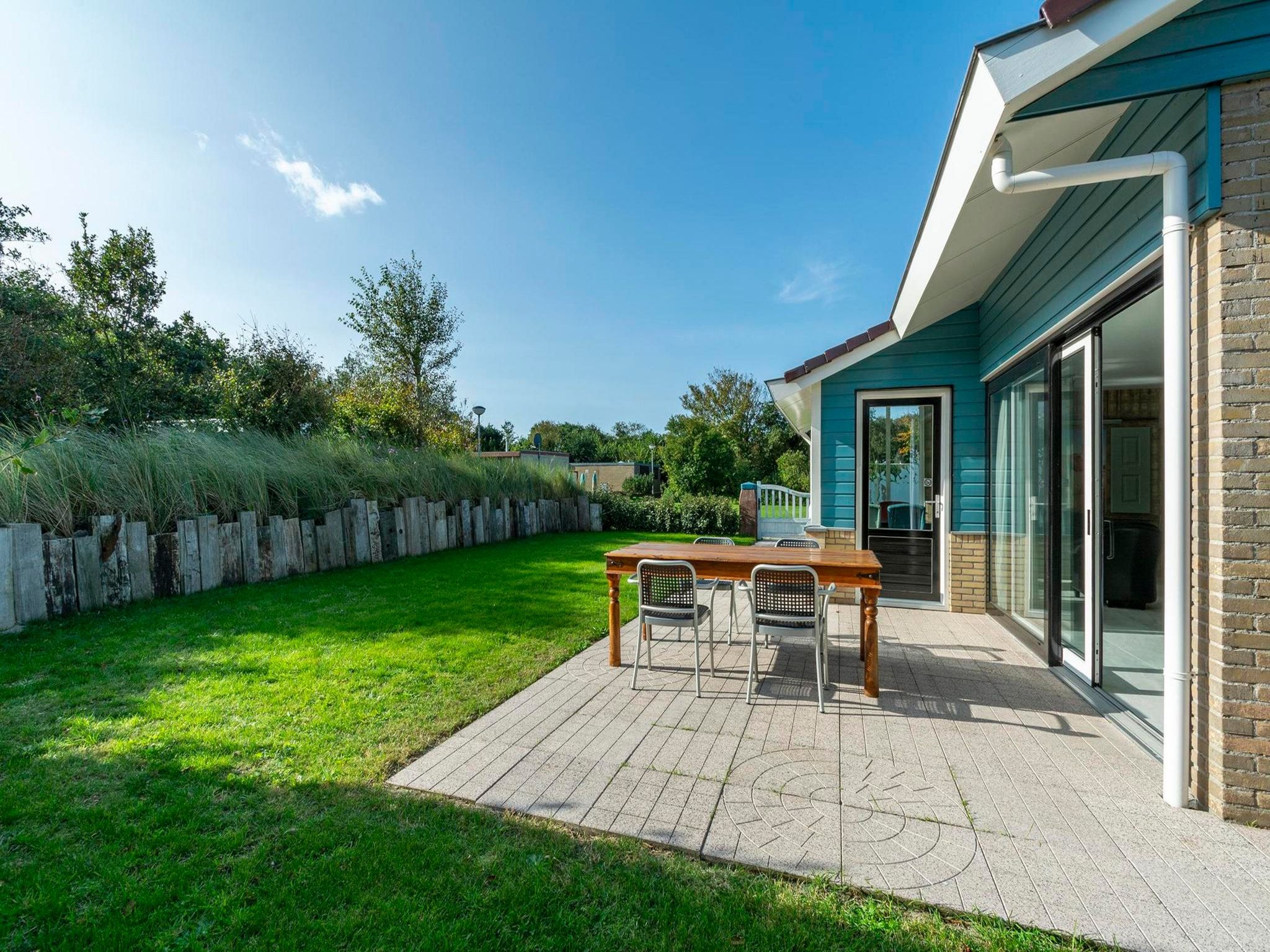 Het terras van Garnekuul 90 in Callantsoog