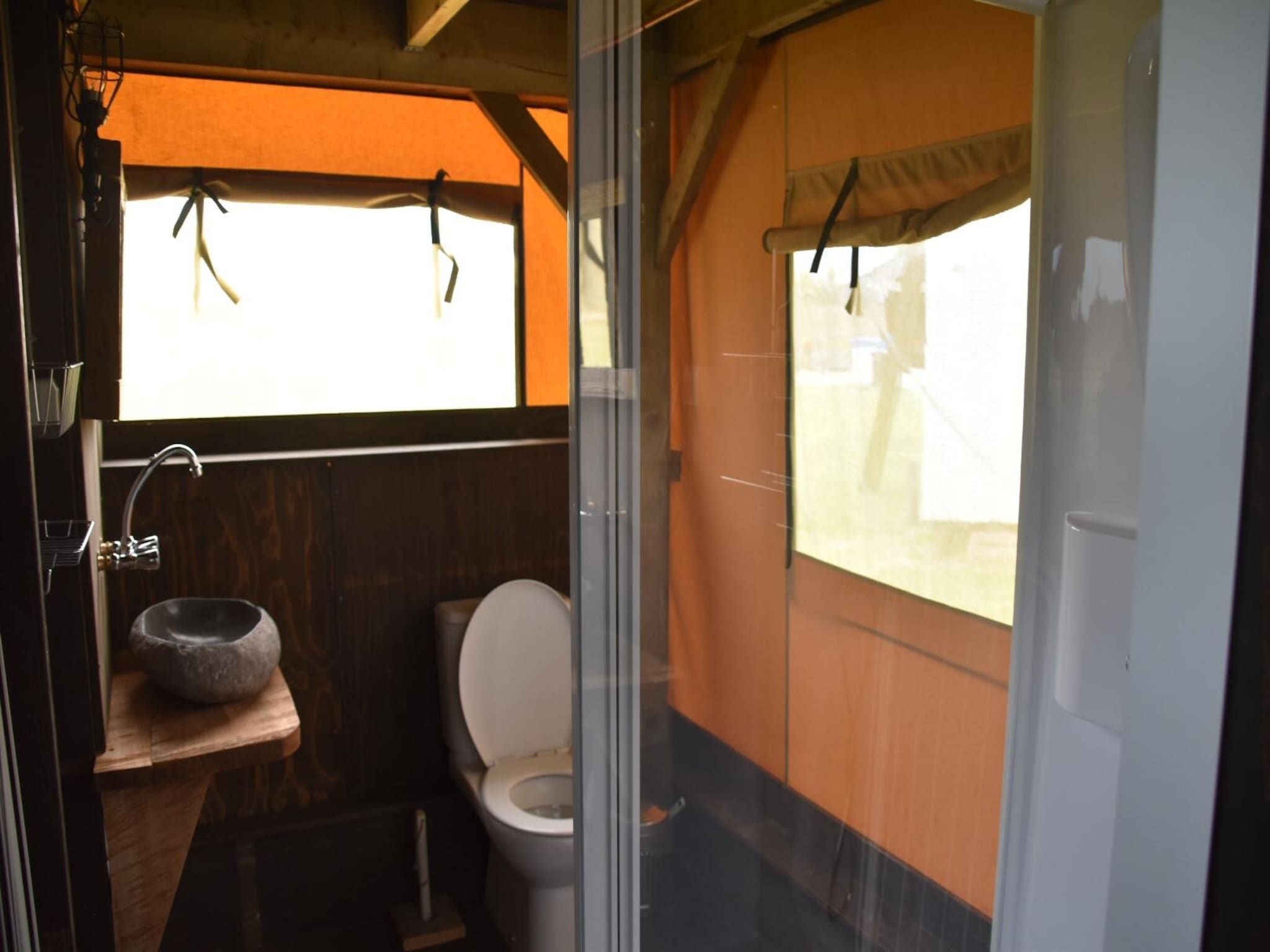 De badkamer van Beach Lodge Groot - Duynpark in Callantsoog