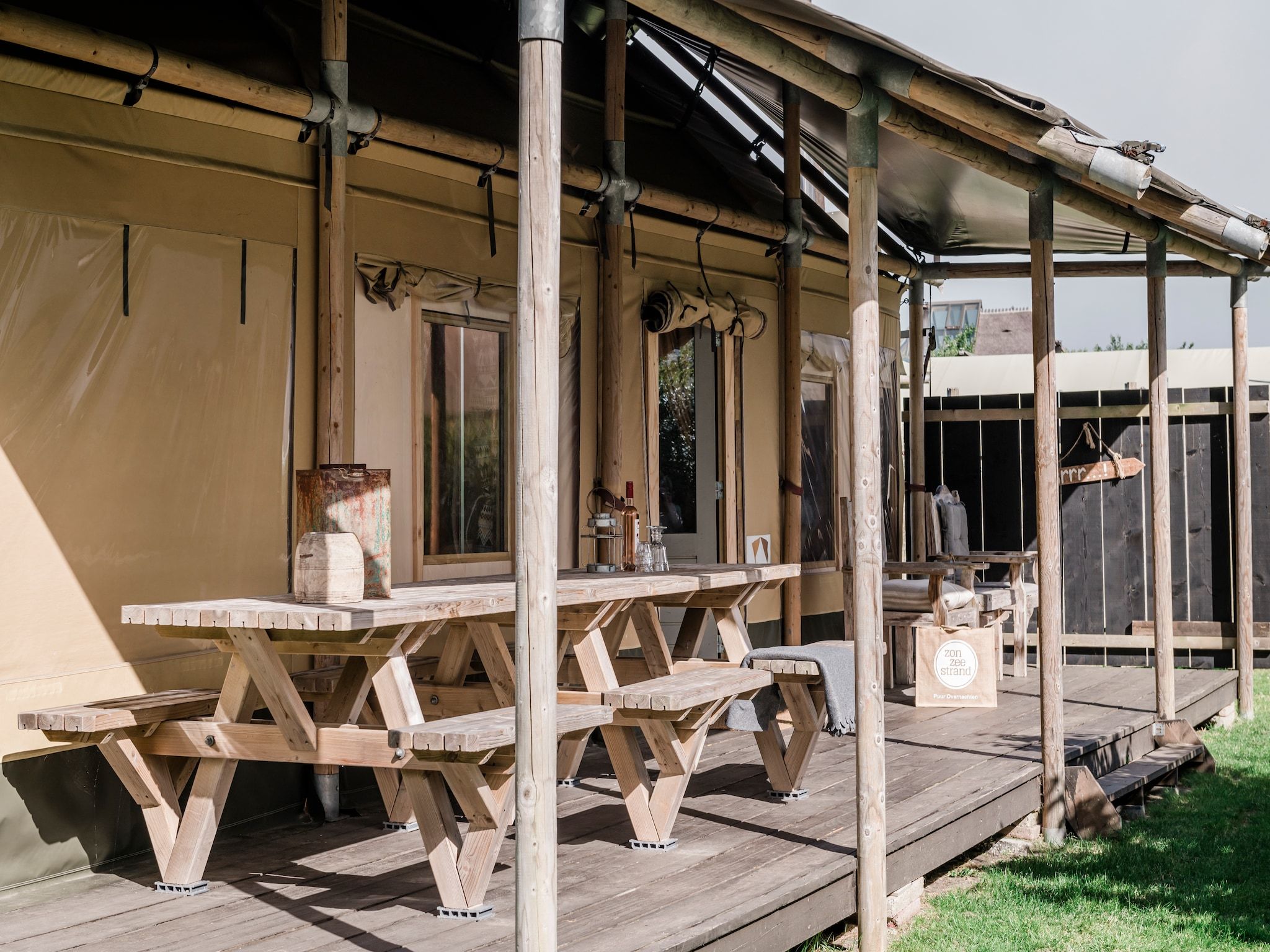 Het terras van Beach Lodge Luxe - Duynpark in Callantsoog