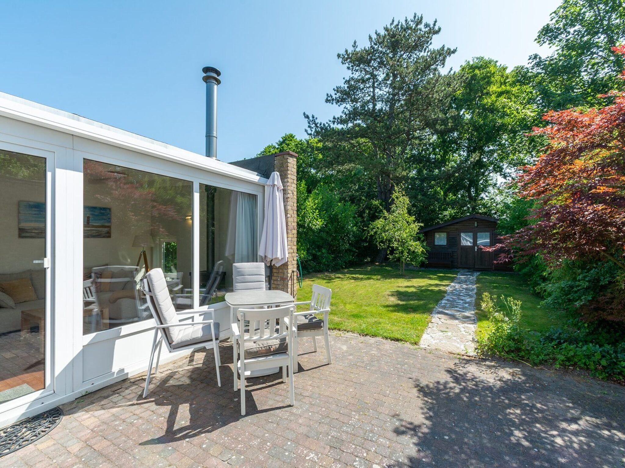 Het terras van Duinland 122 in Sint Maartenszee