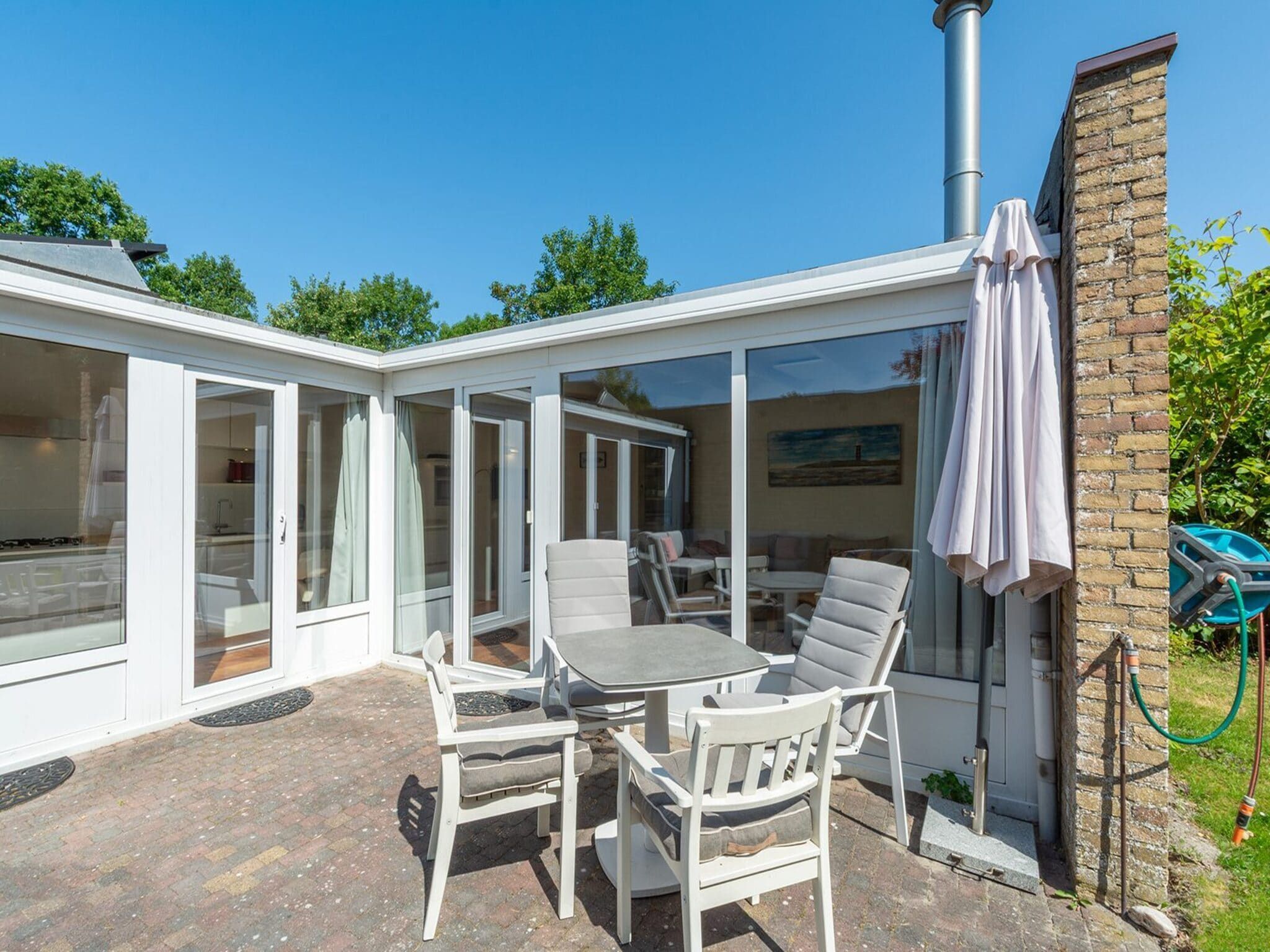 Het terras van Duinland 122 in Sint Maartenszee