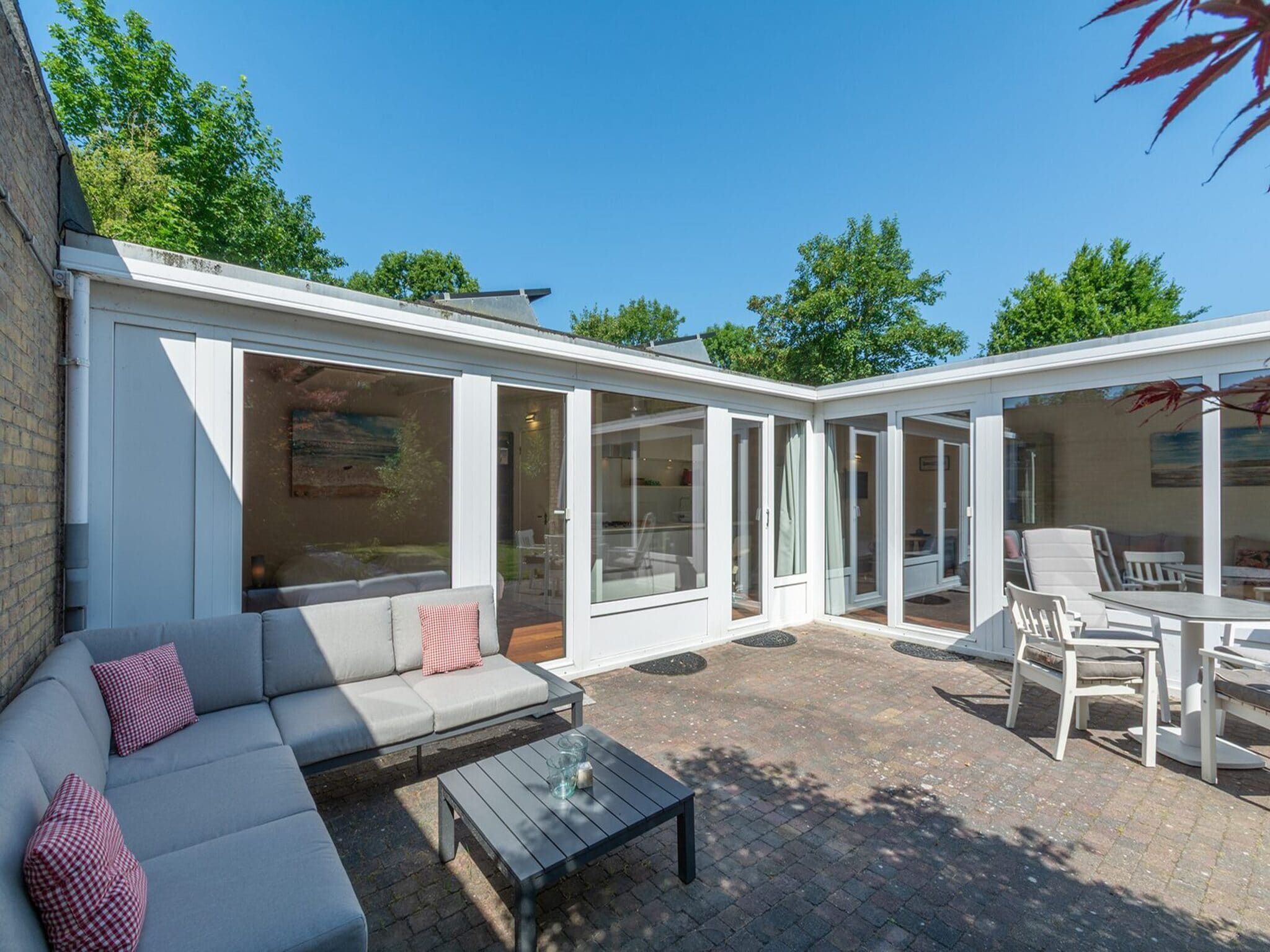 Het terras van Duinland 122 in Sint Maartenszee