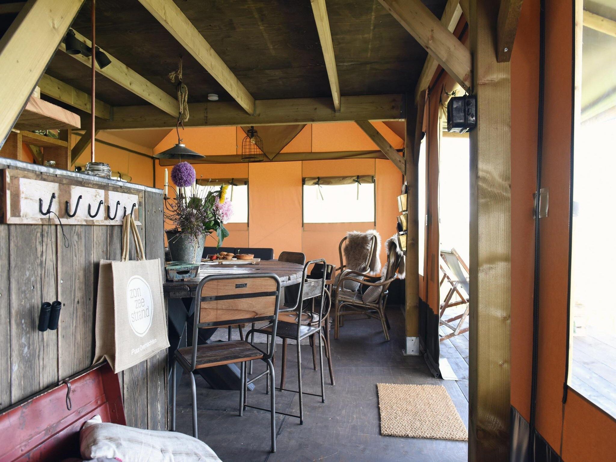 De eetkamer van Wood Lodge - Duynpark in Callantsoog