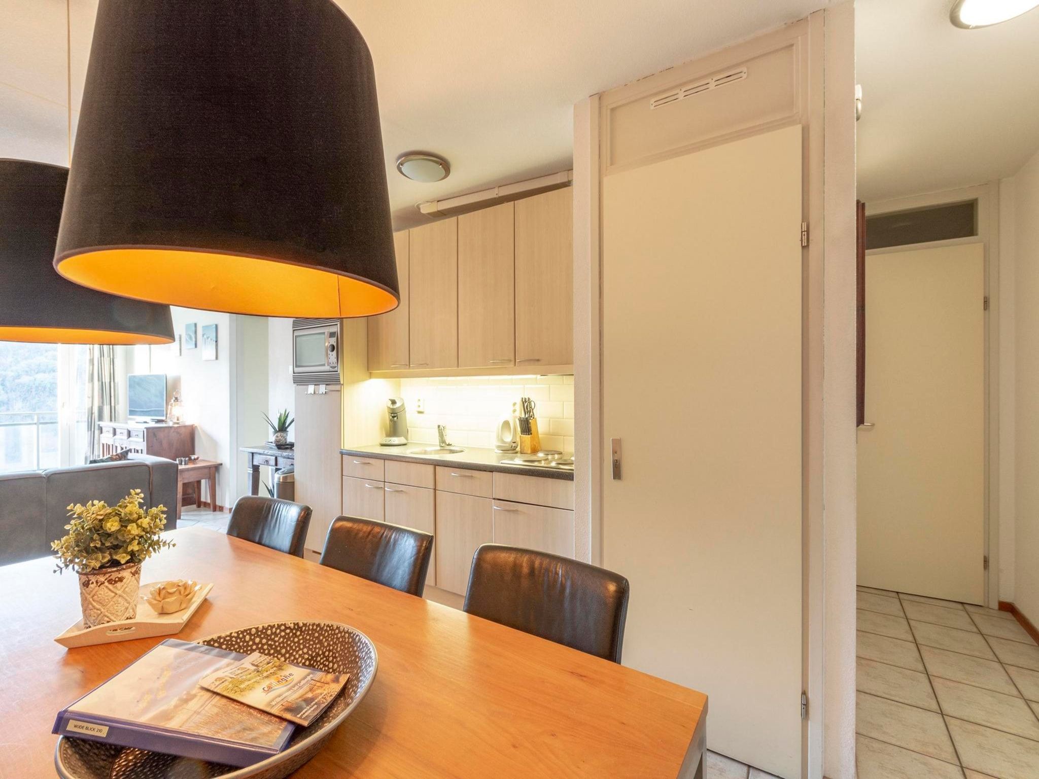 De eetkamer van Wijde Blick 210 in Callantsoog