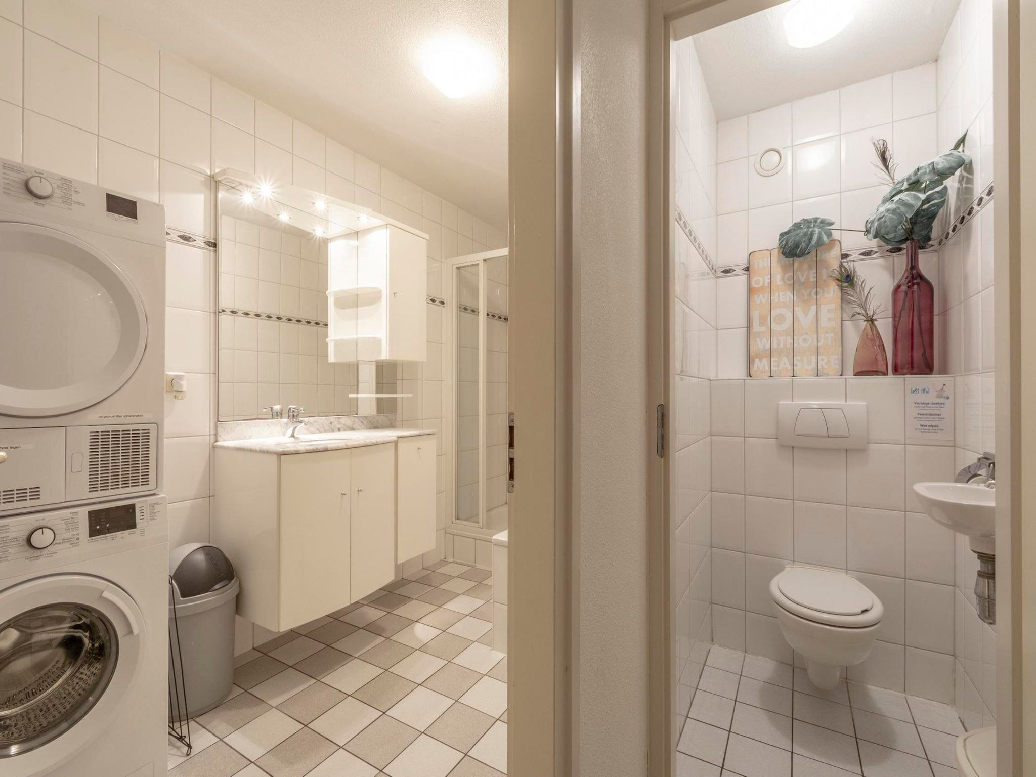 De badkamer van Wijde Blick 210 in Callantsoog
