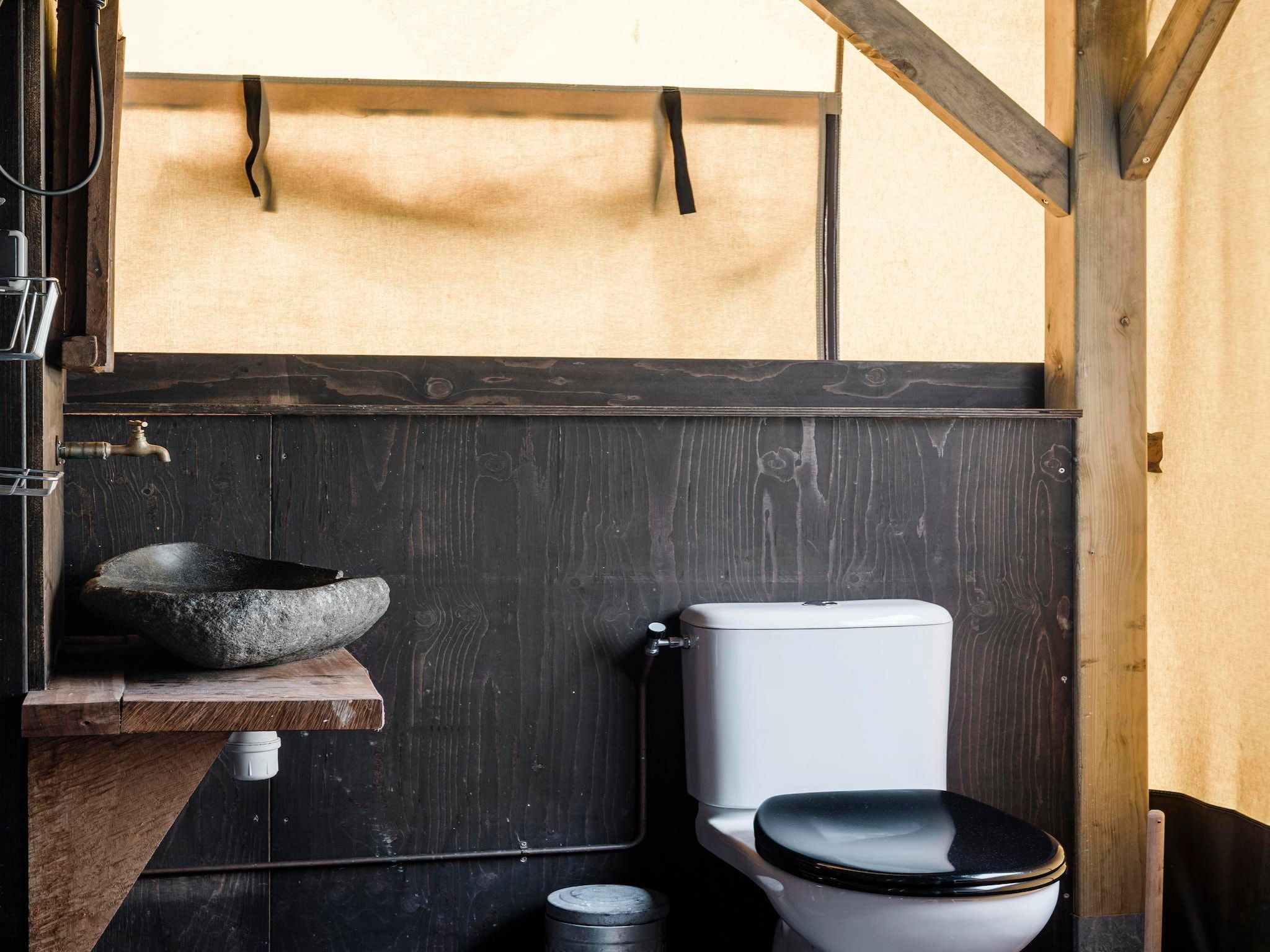 De badkamer van Wood Lodge Luxe - Duynpark in Callantsoog