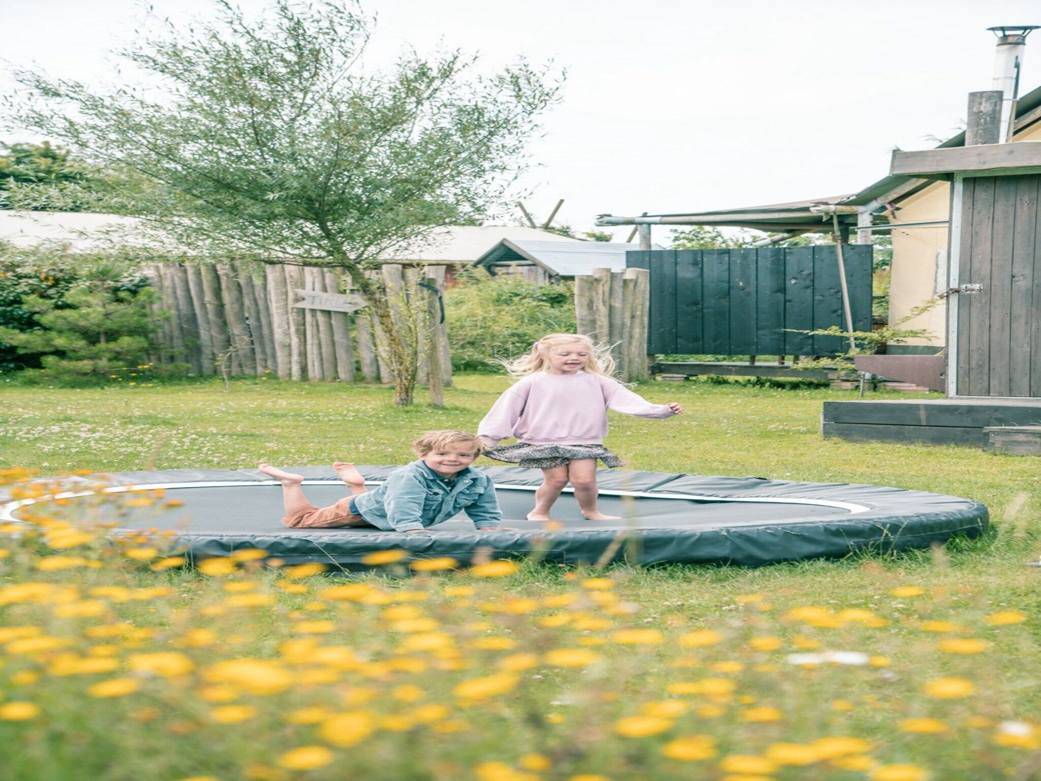De tuin van Kidz Lodge in Callantsoog