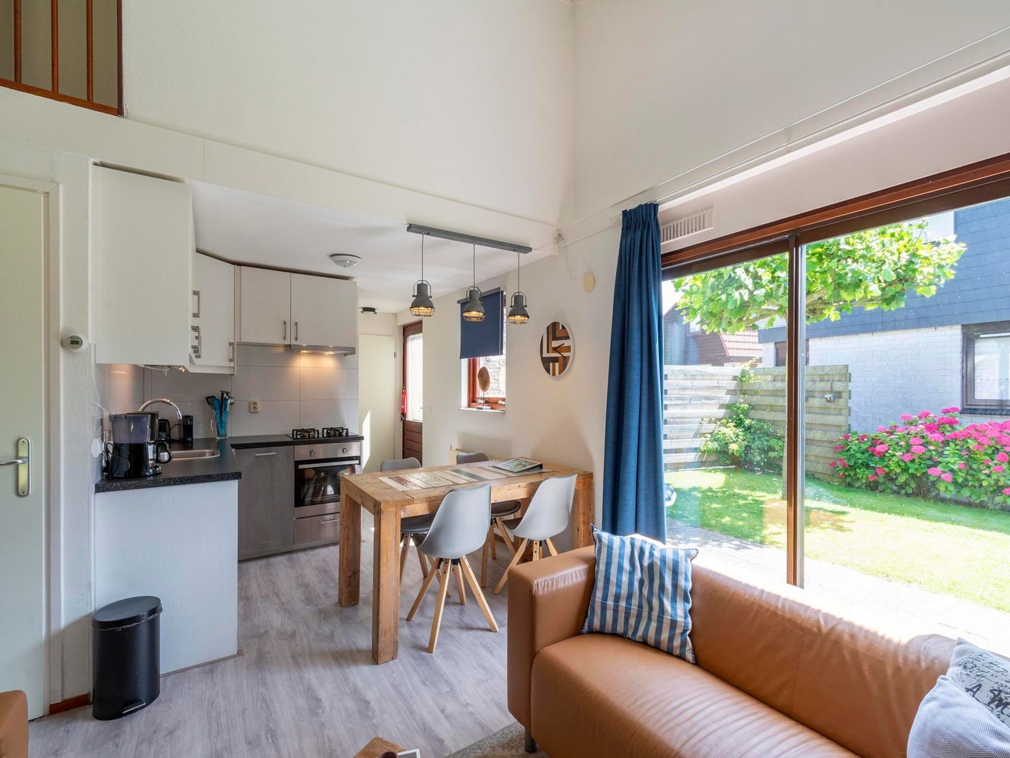De eetkamer van Yperhof 66 in Julianadorp aan Zee