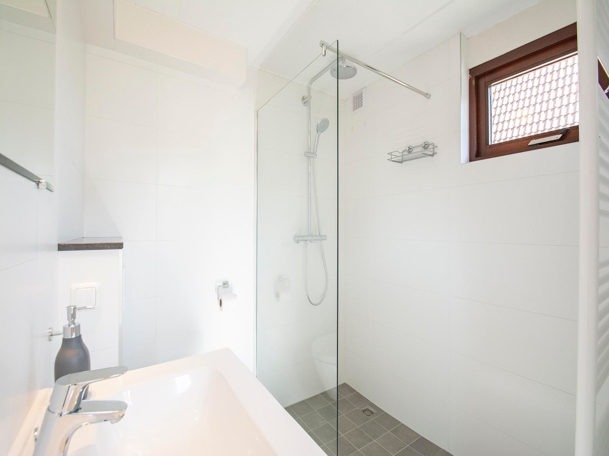De badkamer van Yperhof 66 in Julianadorp aan Zee