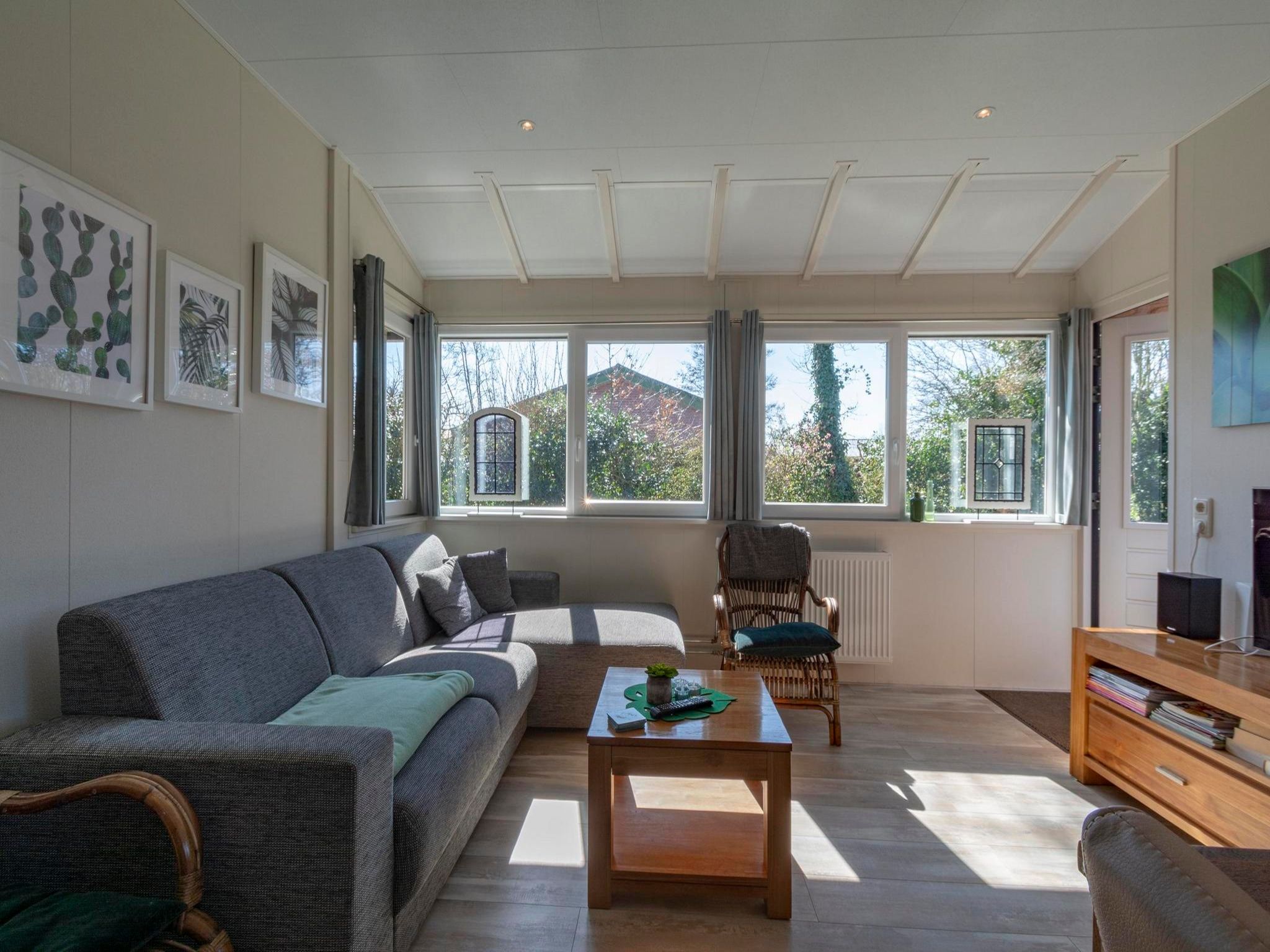 De woonkamer van Zeewaard 33 in Sint Maartenszee